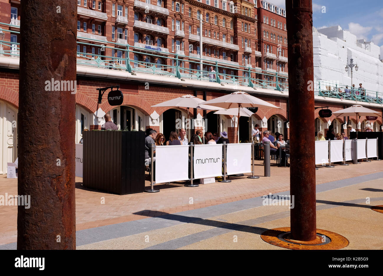 Persone pasti fuori il recentemente aperto mormorio ristorante sul lungomare di Brighton gestito dallo chef Michael Bremner vicino al Molo Ovest Foto Stock