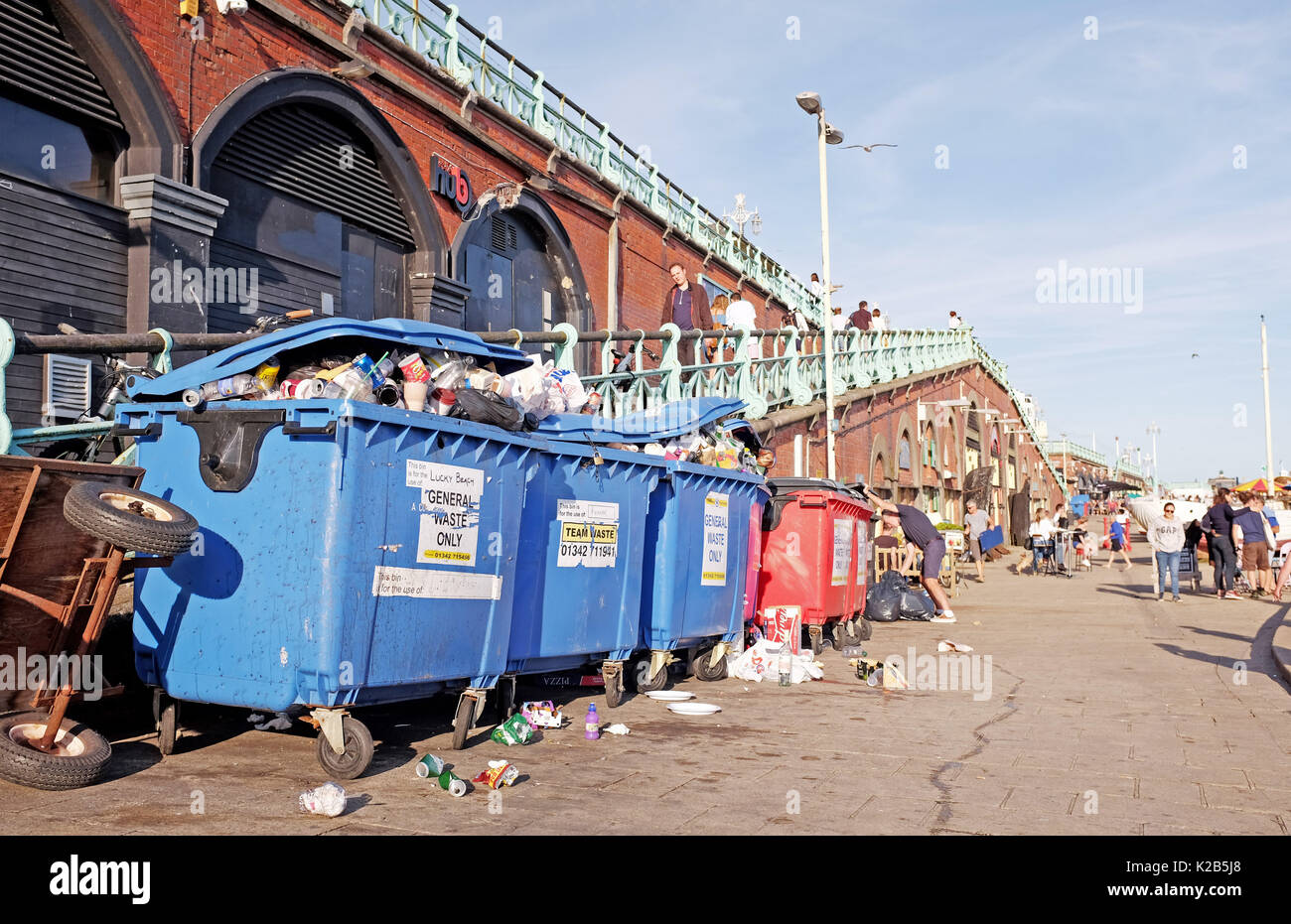 Scomparti pieni di lettiera e di rifiuti su Brighton Seafront dopo una lunga estate calda giorno REGNO UNITO Foto Stock