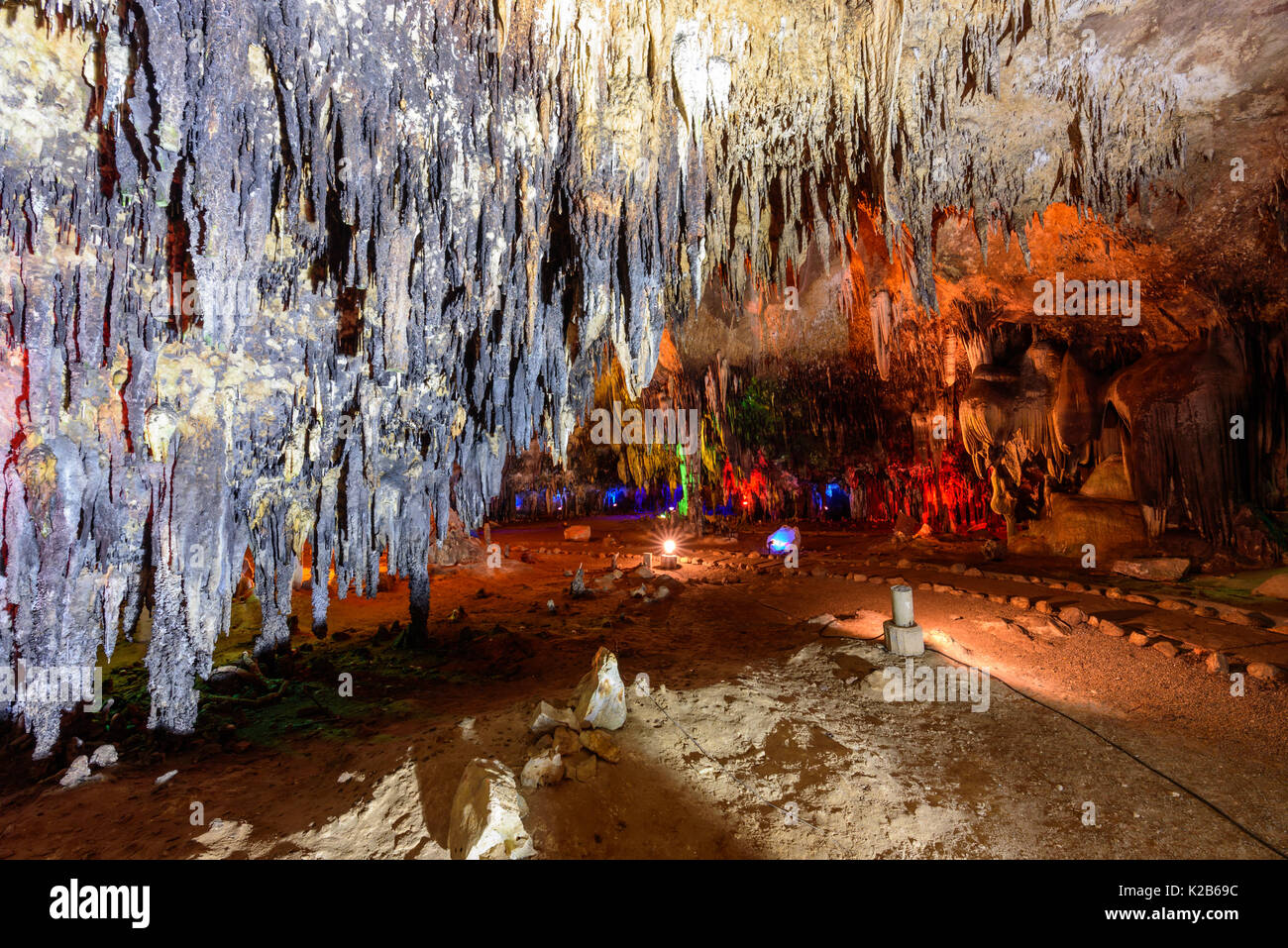 Stalattiti di stalattiti con il colore di illuminazione in grotta Foto Stock