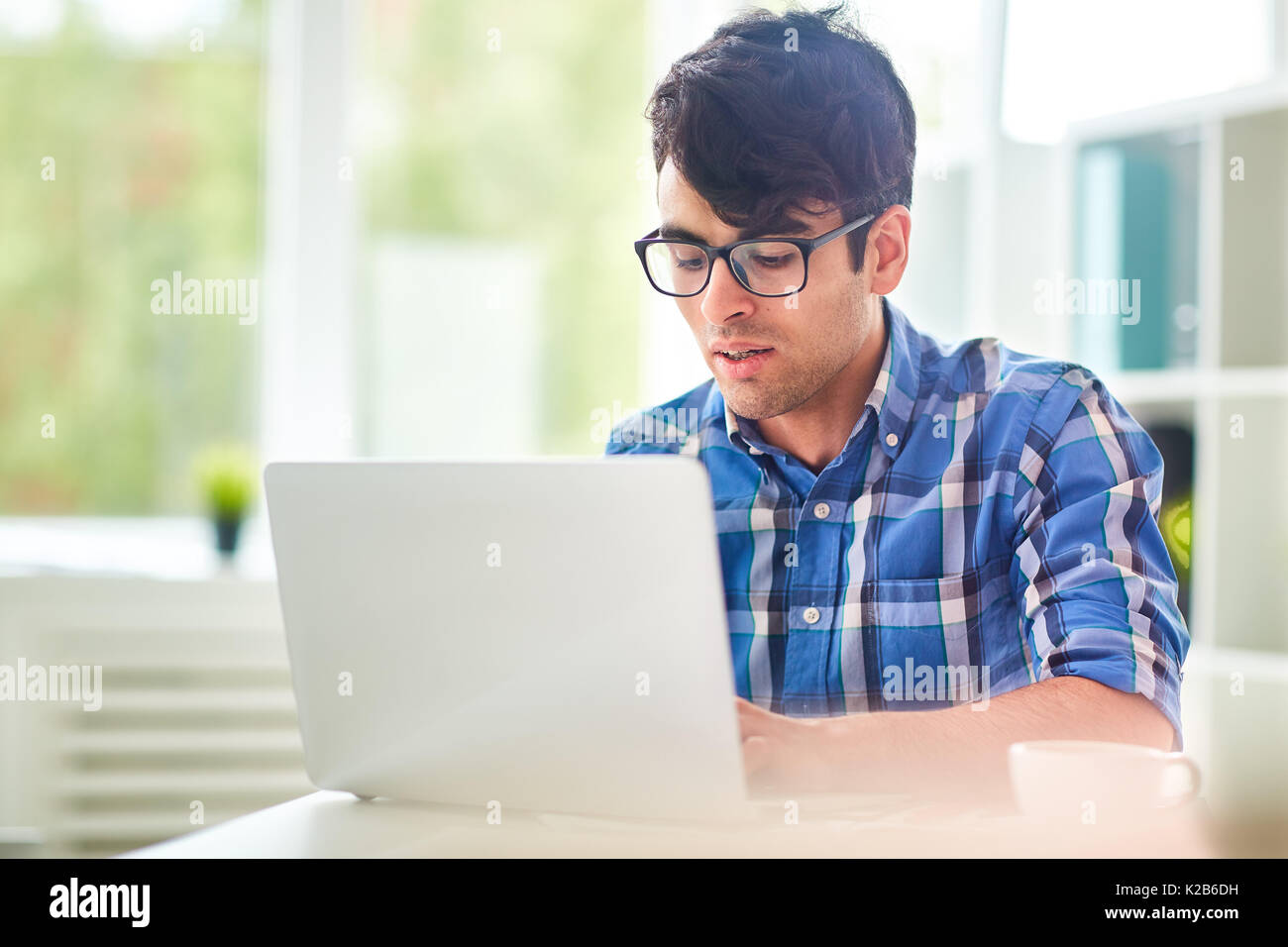 Il giornalista di talento avvolto in un lavoro Foto Stock