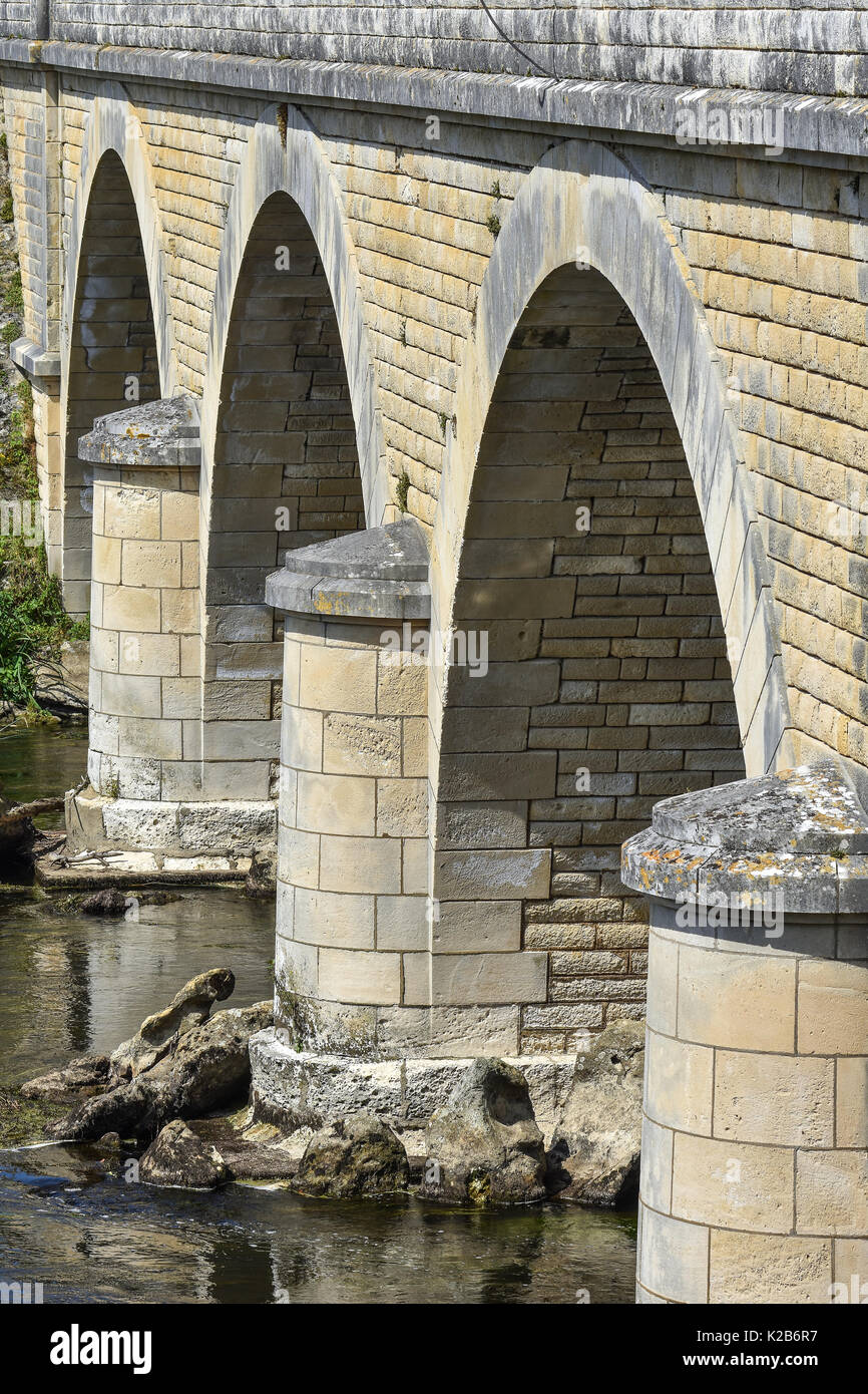 Arcuata di ponte di pietra, Fiume Gartempe, Vienne, in Francia. Foto Stock