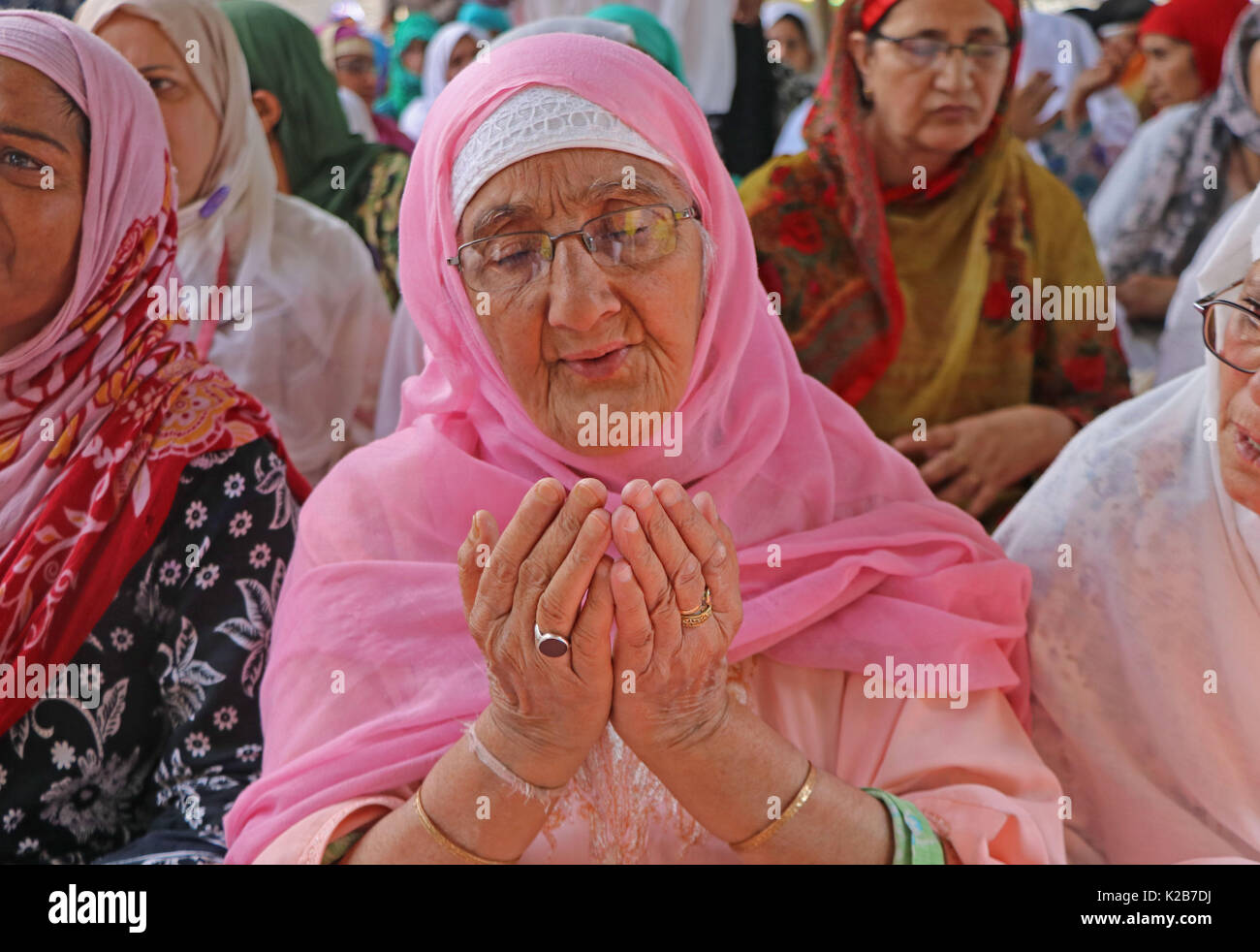 India. Il 29 agosto, 2017. Un musulmano del Kashmir donna prega al di fuori del Shah-e-Hamdan santuario per commemorare l anniversario della morte di studioso sufi Mir Syed Ali Hamadani in Indiana Srinagar Kashmir controllata, martedì 29 agosto 2017 centinaia di Kashmiris ha visitato il santuario di Hamadani, che è nato in Iran, Kashmir ha visitato diverse volte e ha giocato un ruolo influente nella diffusione dell'Islam nella valle di credito: Umer Asif/Pacific Press/Alamy Live News Foto Stock