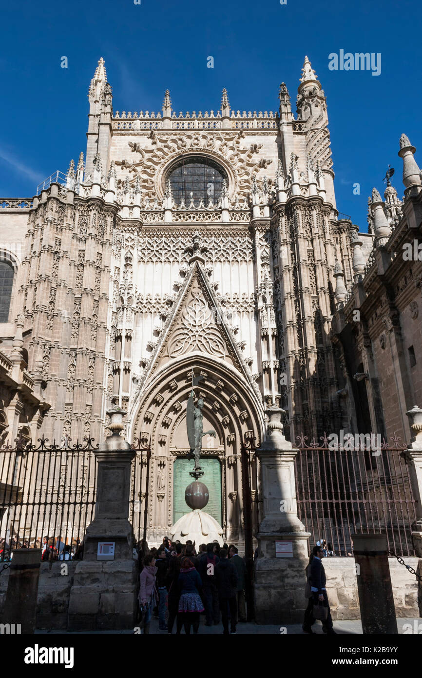 Siviglia, Spagna. Copia di La Giraldilla nel cortile della cattedrale la biglietteria davanti alla porta del principe. Foto Stock