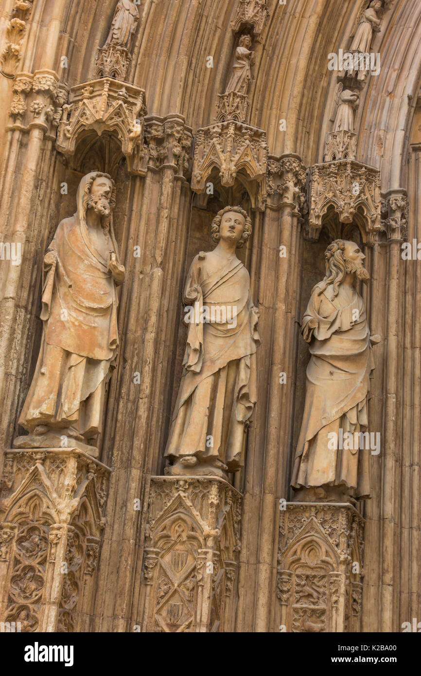 Plaza de la Virgen di Valencia, Spagna. Dettaglio dell'apostolo della porta o la Puerta de los Apostoles, nella cattedrale. Foto Stock