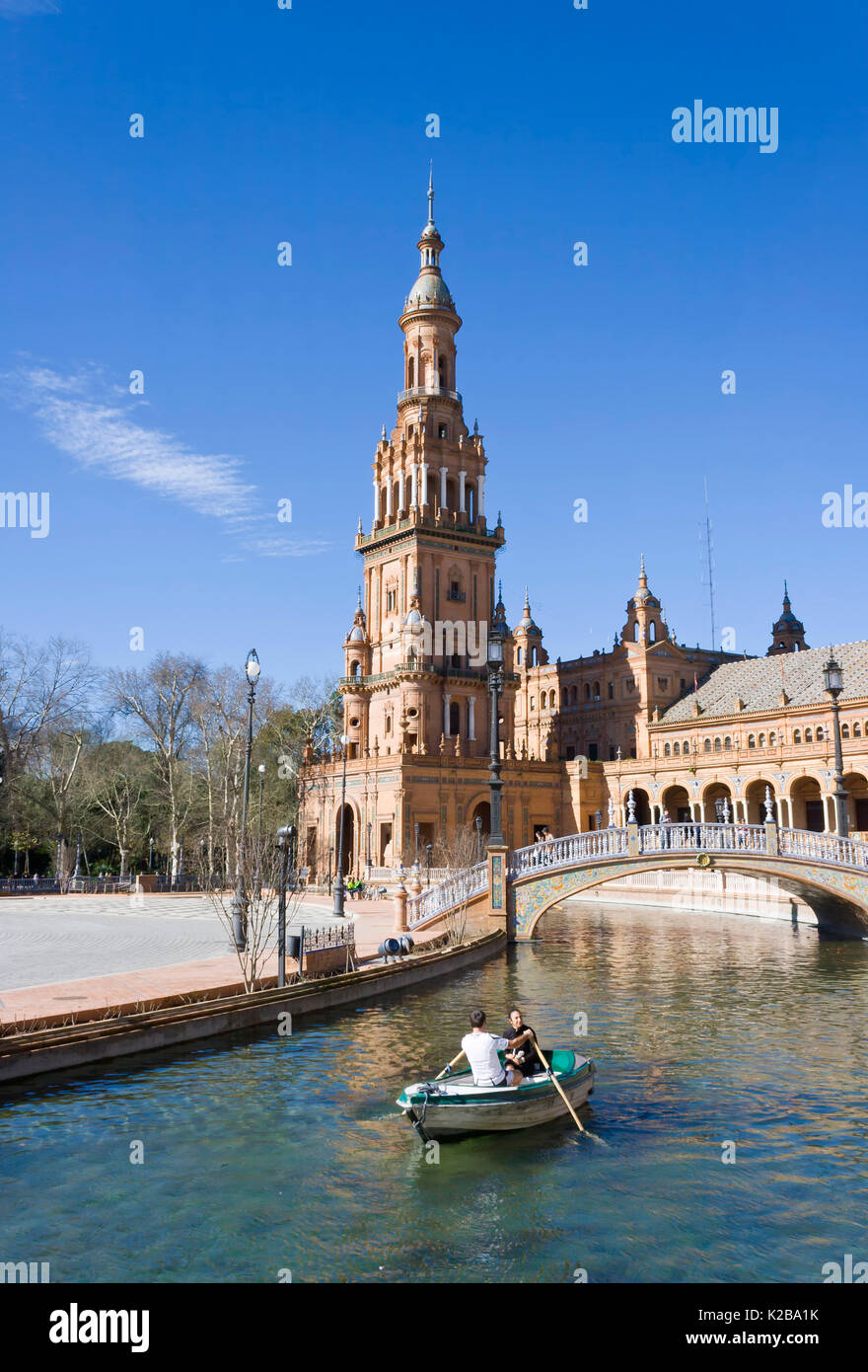 La Plaza de España, Parque de María Luisa, Siviglia, Spagna. Matura in barca a remi Foto Stock