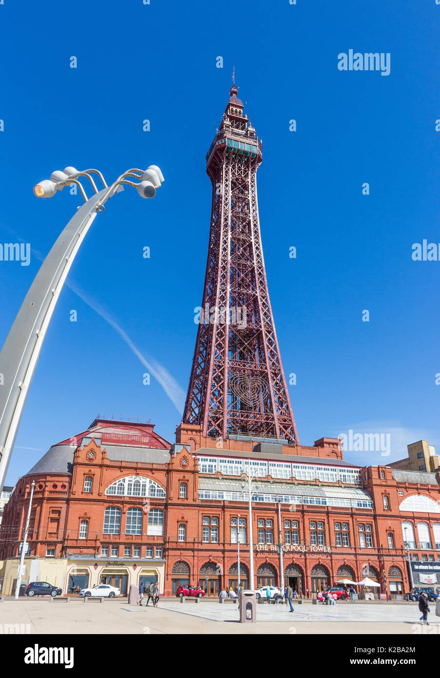 Blackpool, costa di Fylde, Lancashire, Inghilterra. La Blackpool Tower e Tower edifici, aperto il14 maggio 1894 e ispirato alla Torre Eiffel a Parigi, Foto Stock