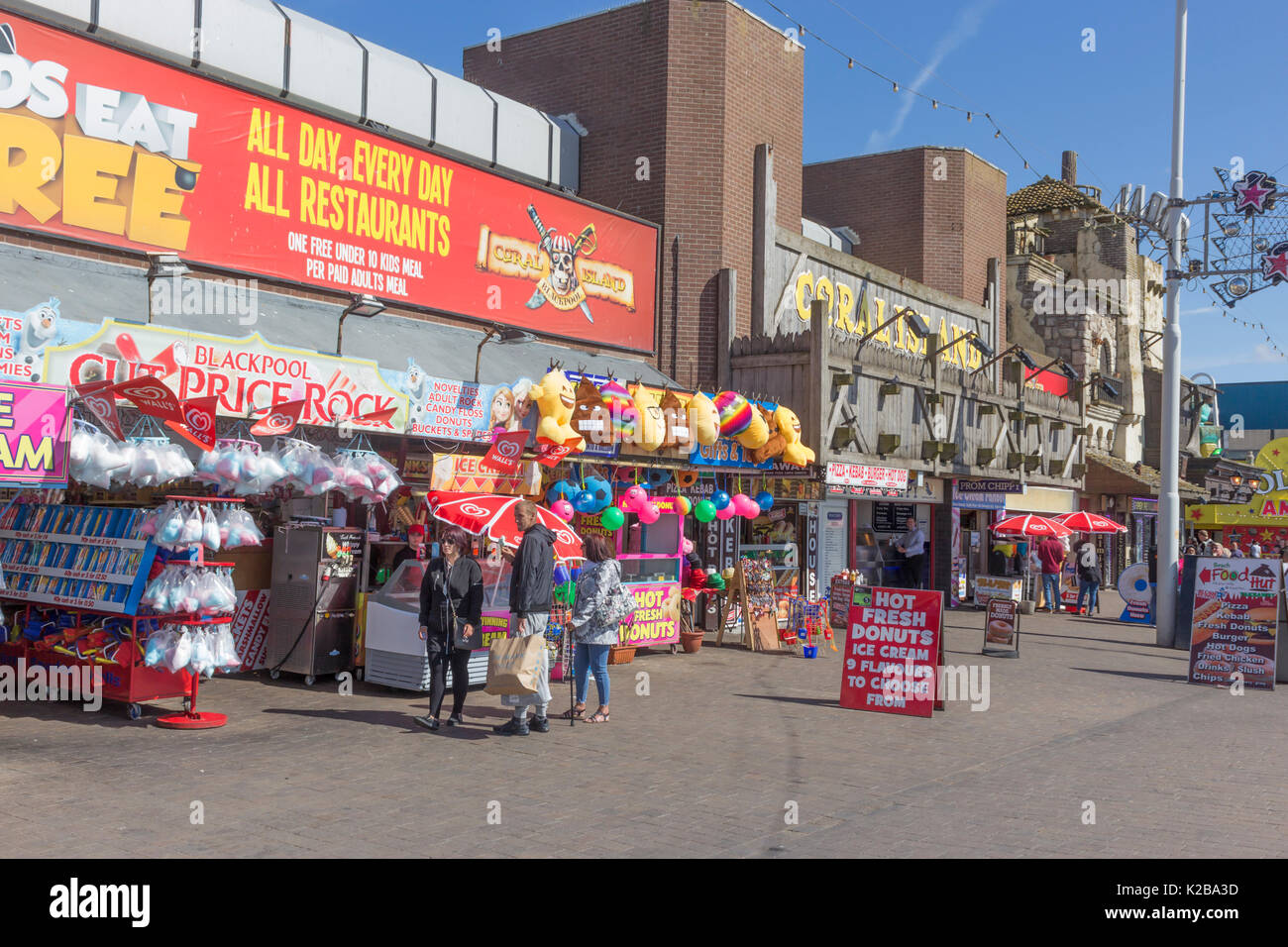 Blackpool, costa di Fylde, Lancashire, Inghilterra. Tipico shop sul lungomare la vendita di gelati, rock e negozio di souvenir. Foto Stock