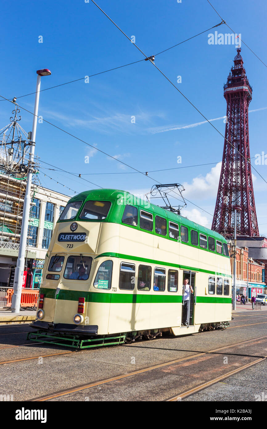 Blackpool, costa di Fylde, Lancashire, Inghilterra. Un inglese Electric costruito auto palloncino n. 723, parte del patrimonio della flotta di tram. La Blackpool Tower Foto Stock