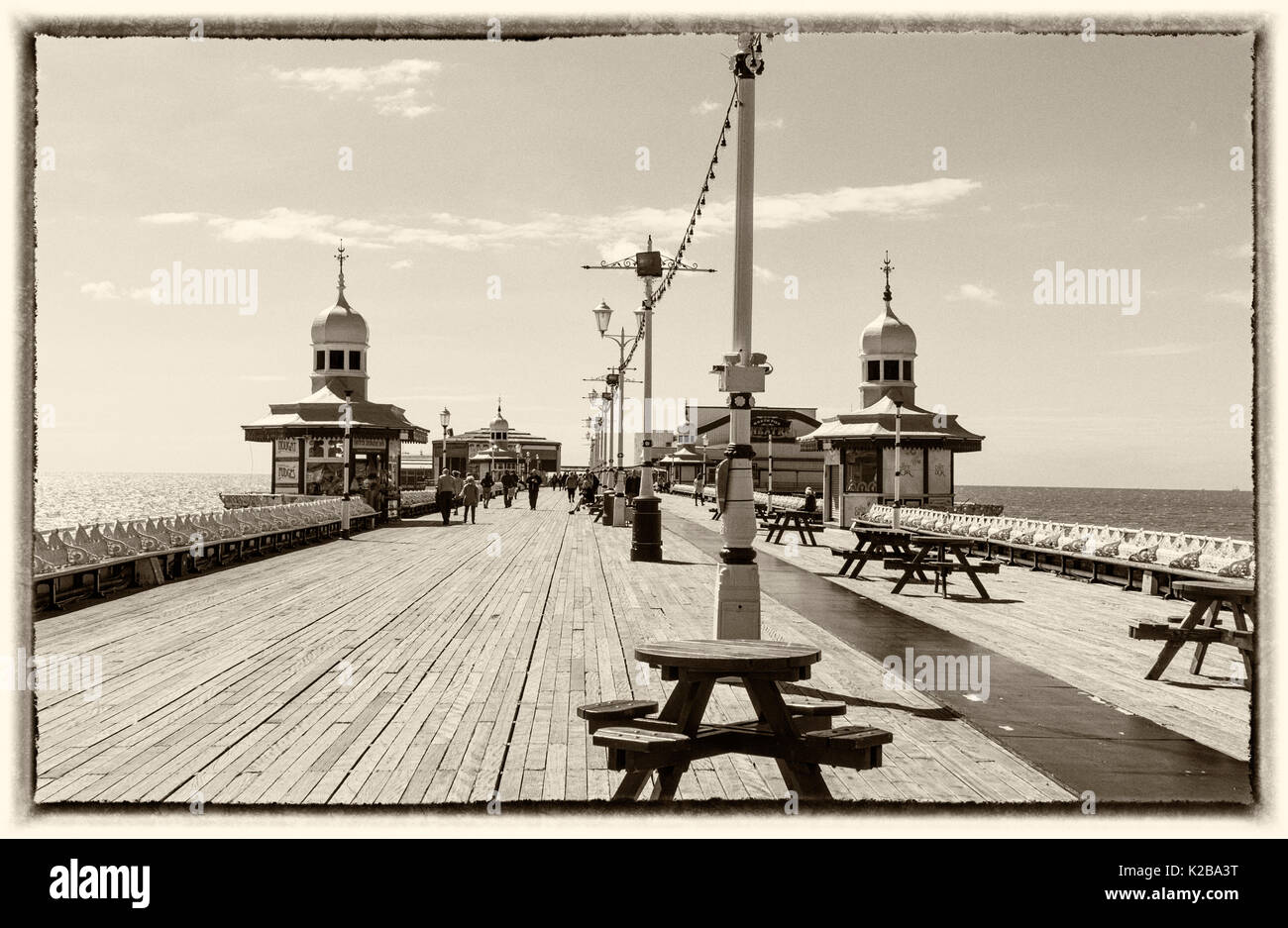 Blackpool, costa di Fylde, Lancashire, Inghilterra. Una vista del Nord Peir. Foto Stock