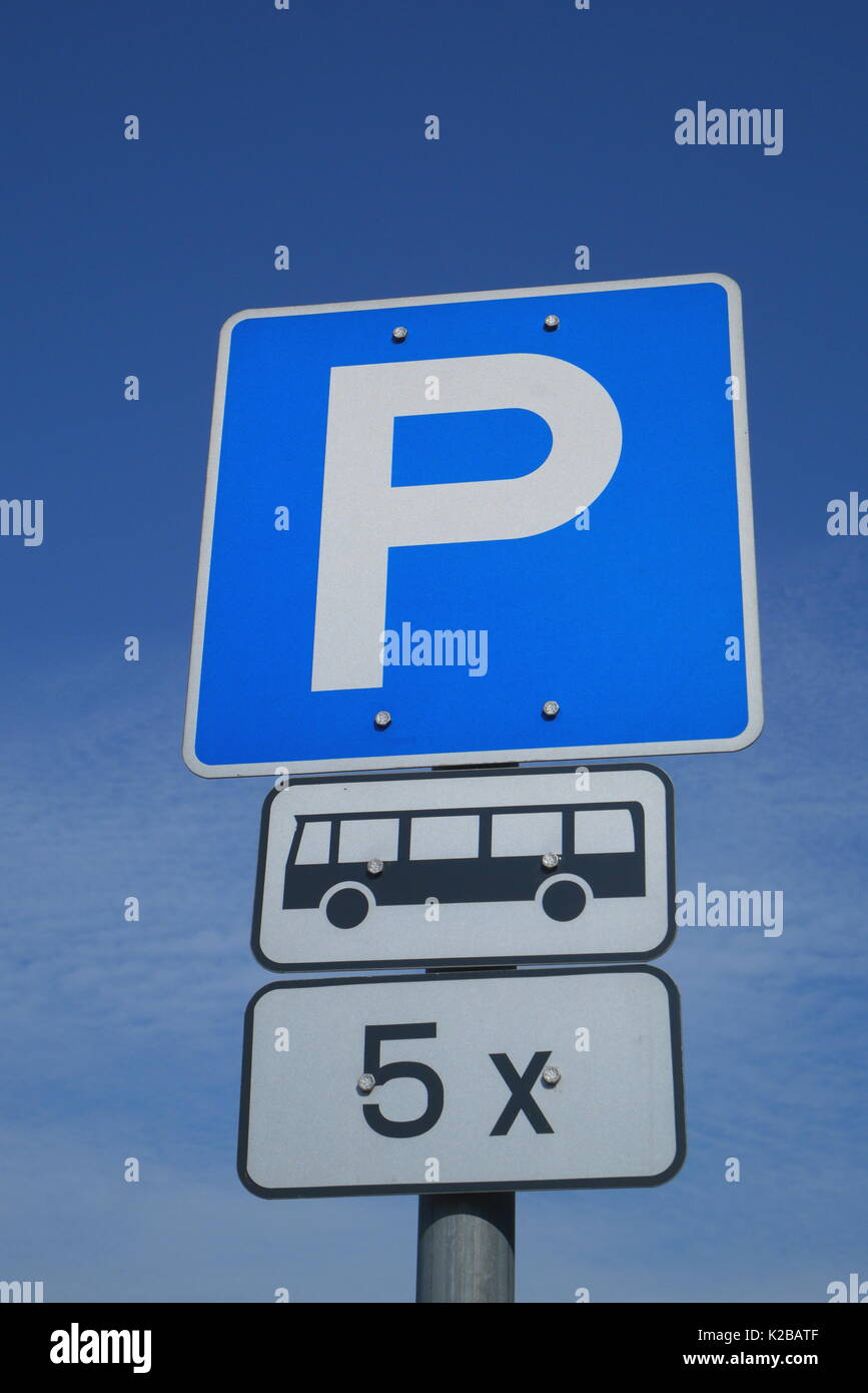 Parcheggio segno che indica il parcheggio per gli autobus di linea e granturismo solo, Isola di Margaret, Budapest, Ungheria Foto Stock
