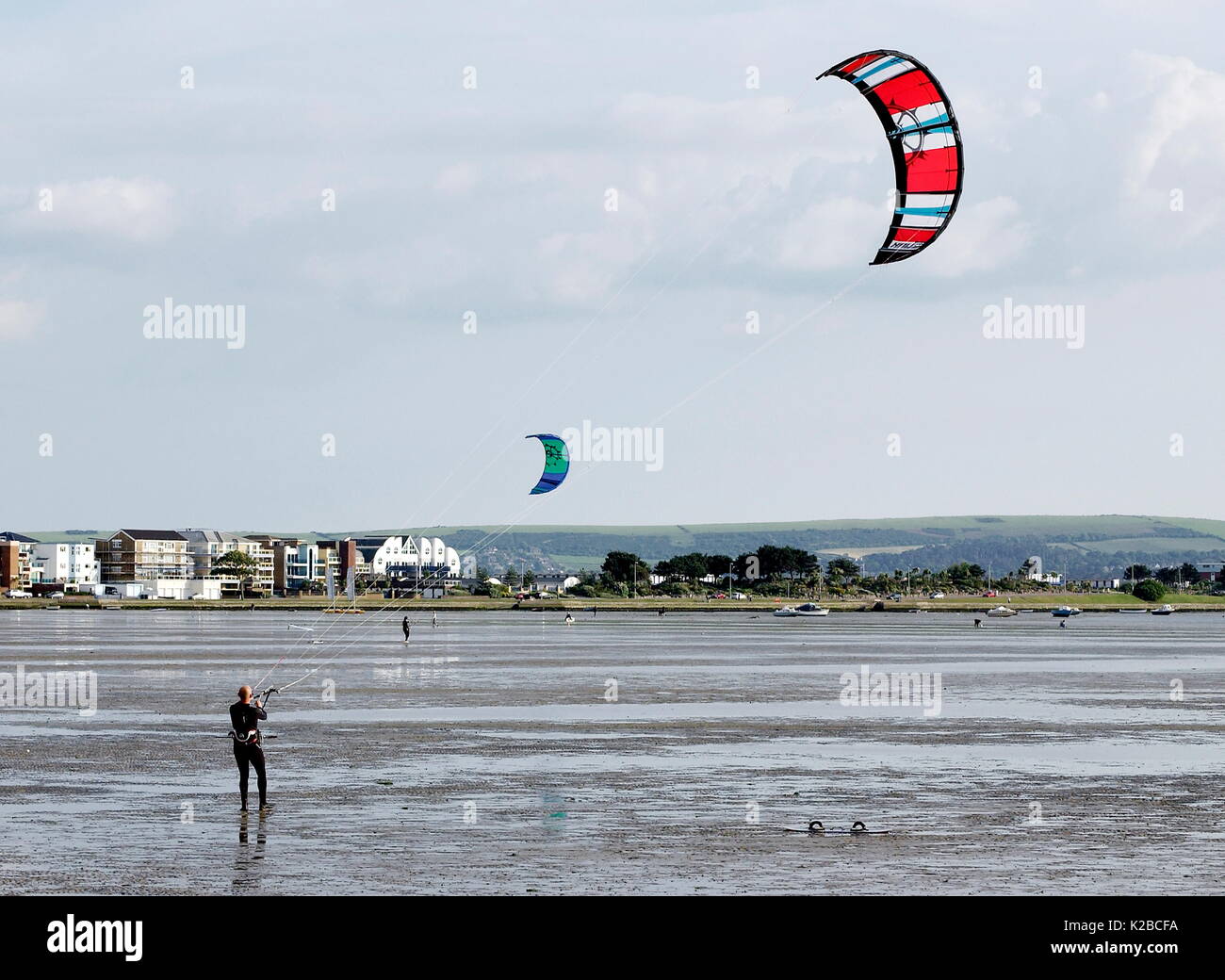 AJAXNETPHOTO. Barene, Poole, Inghilterra. - KITE SURFERS testare le loro piattaforme mentre la voce attraverso il fango appartamenti al mare. Foto:JONATHAN EASTLAND/AJAX REF:D80706_790 Foto Stock