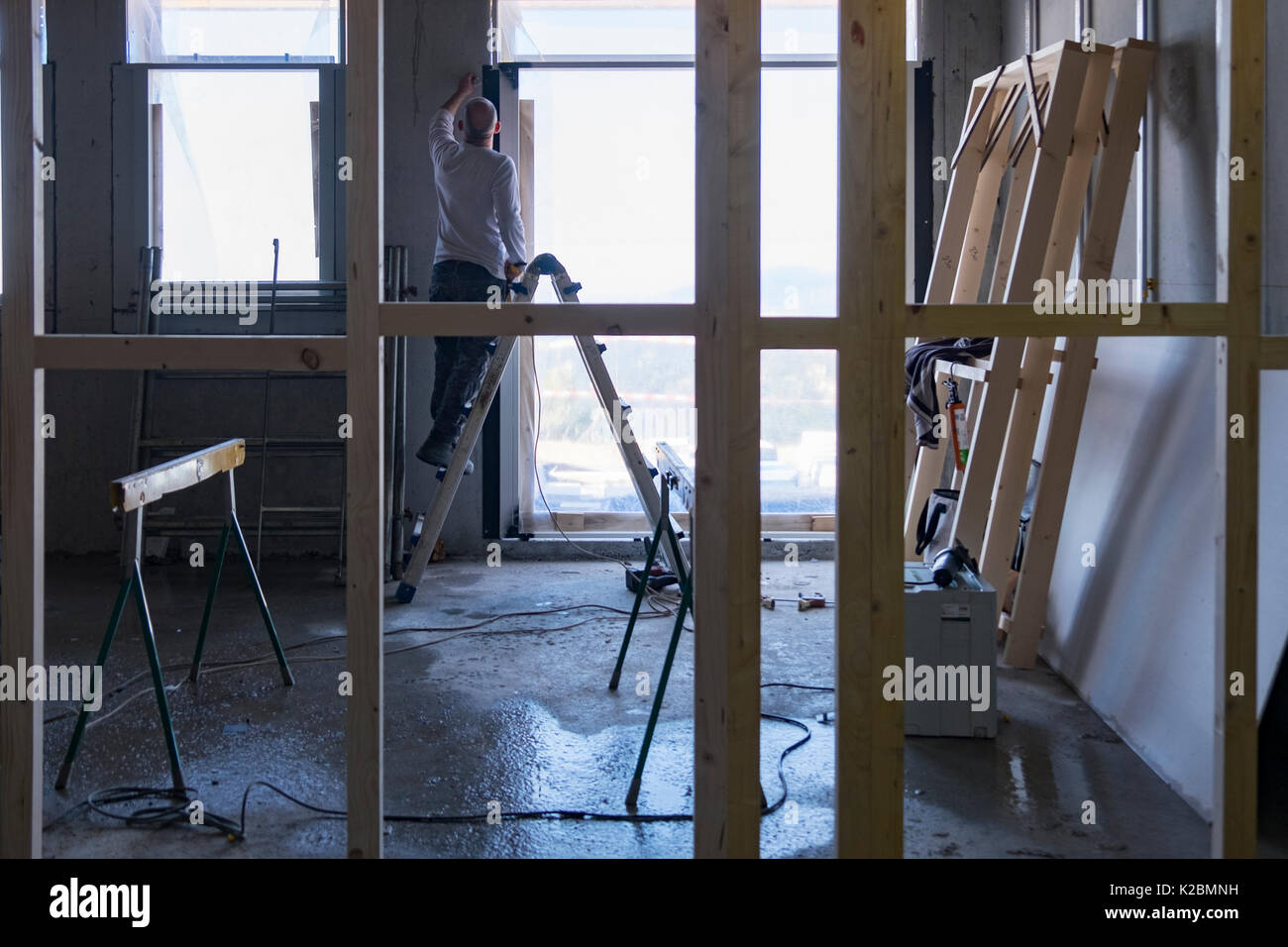 Carpenter al lavoro preliminare di costruzione di telai per pareti in una nuova casa in costruzione in Provenza, Francia Foto Stock