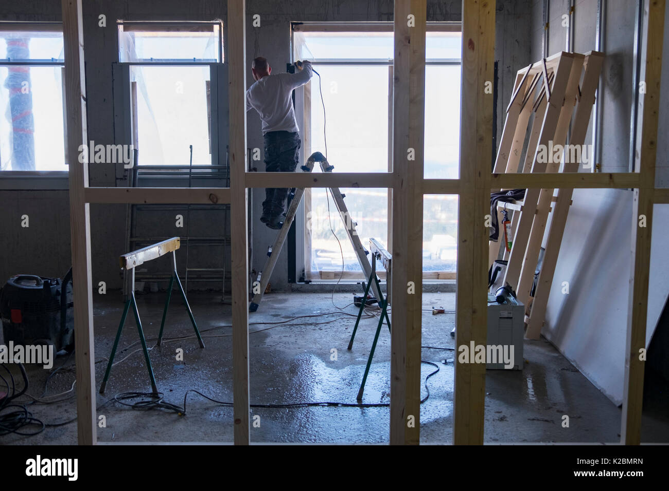 Carpenter al lavoro preliminare di costruzione di telai per pareti in una nuova casa in costruzione in Provenza, Francia Foto Stock