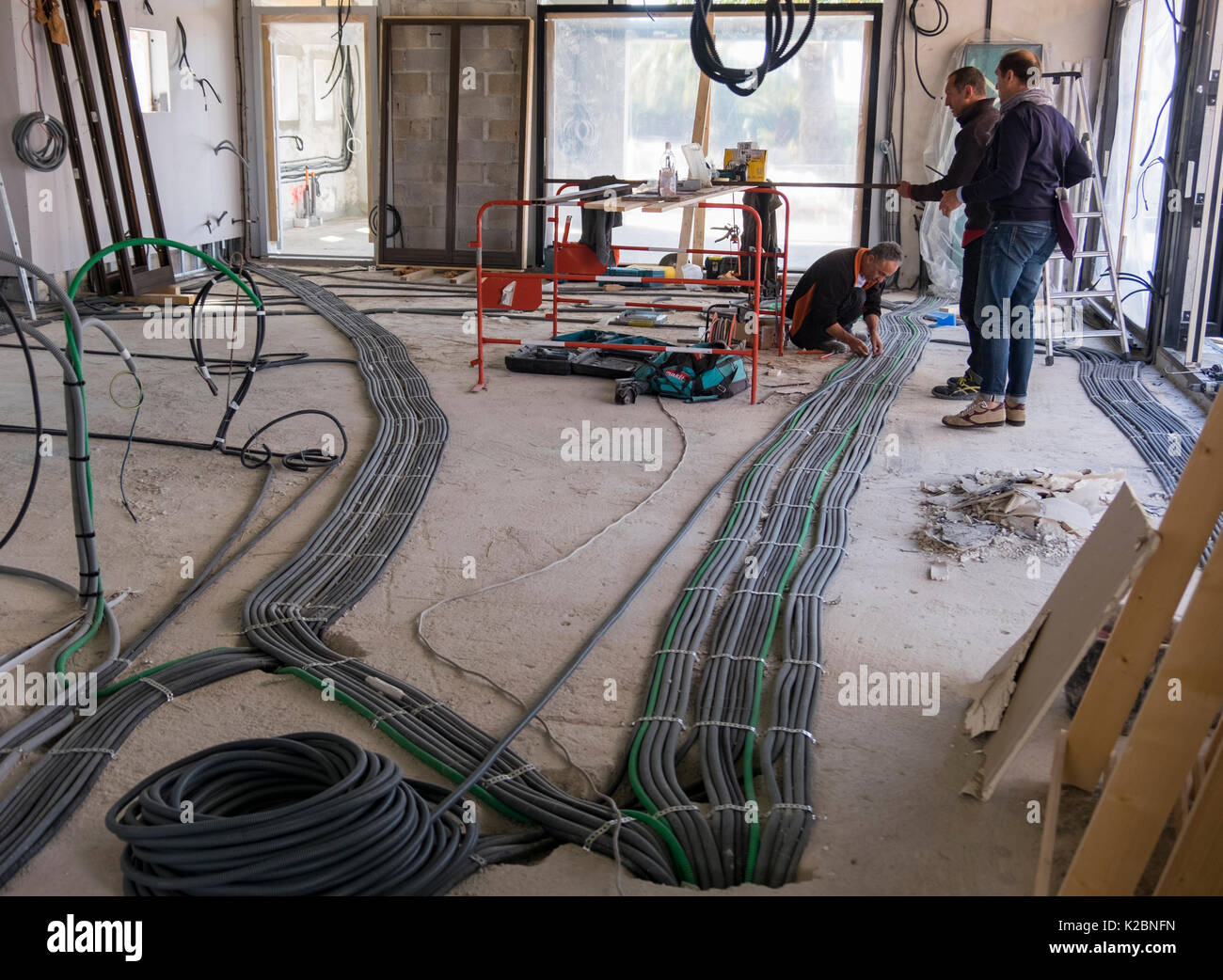 Disposizione dei cavi elettrici per la costruzione di una nuova casa in Provenza, Francia Foto Stock