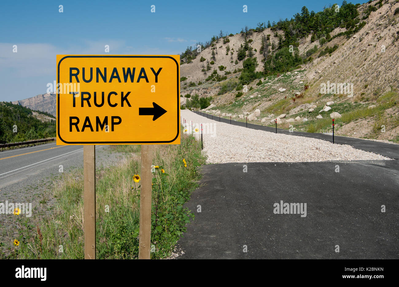 Runaway Carrello segno di rampa:i guidatori di autocarri con mancanza di freni sono offerti un'emergenza via di fuga lungo un'autostrada nelle montagne del nord-est del Wyoming. Foto Stock