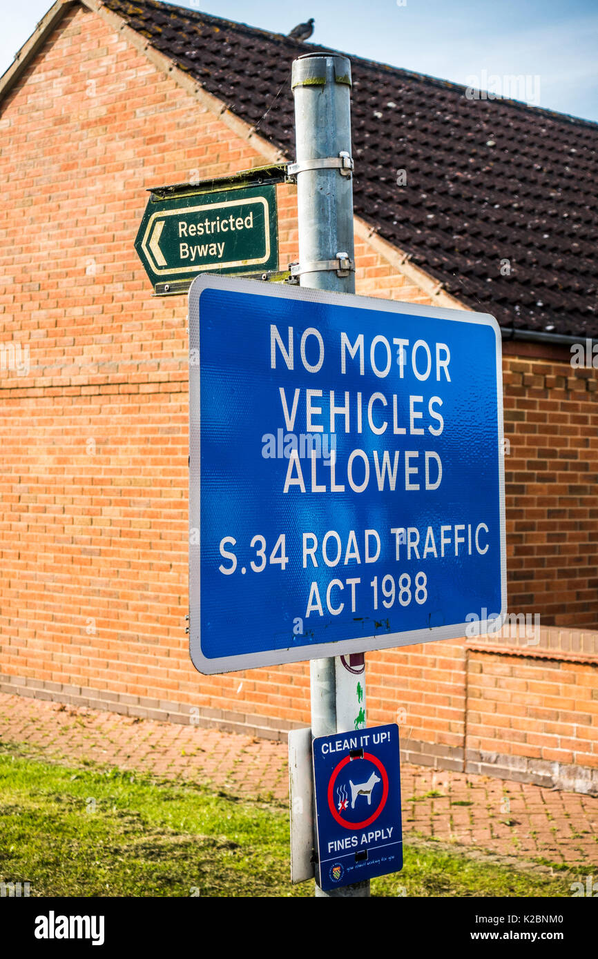 Un limitato Byway bacheca in un villaggio. N. veicoli a motore ammessi. La sezione 34 della legge sulla circolazione stradale del 1988. Langtoft, Lincolnshire, Inghilterra, Regno Unito. Foto Stock