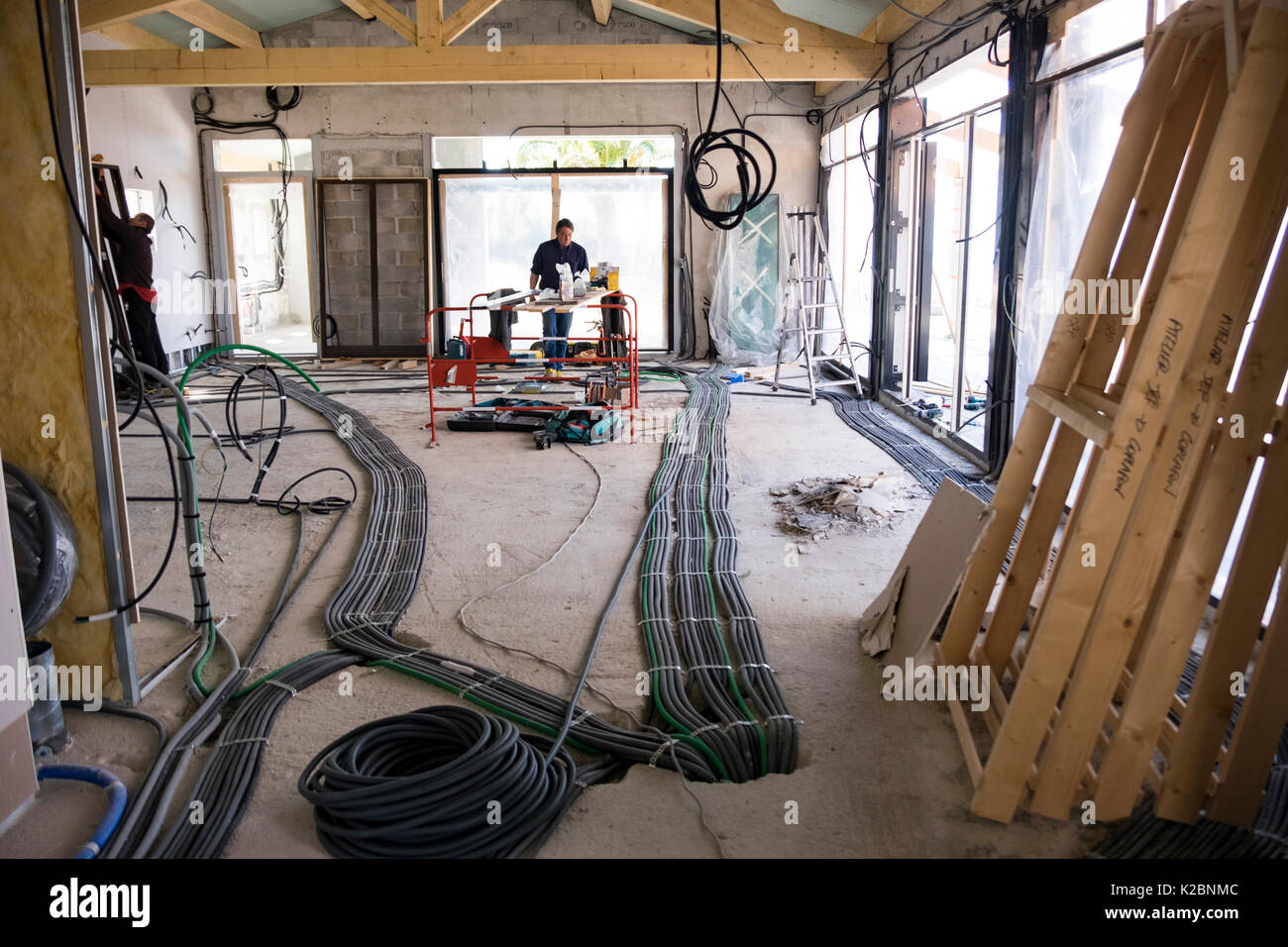 Disposizione dei cavi elettrici per la costruzione di una nuova casa in  Provenza, Francia Foto stock - Alamy