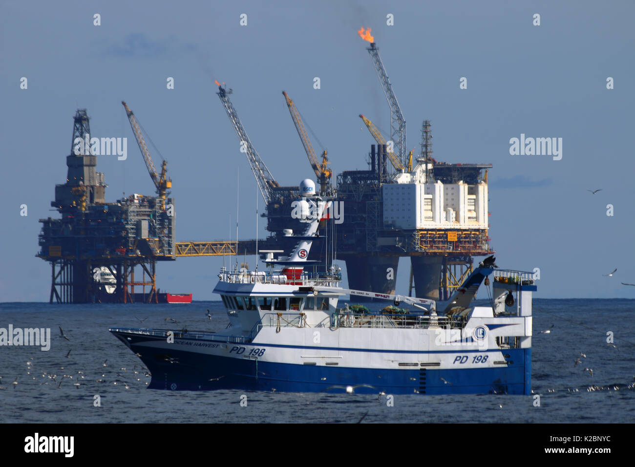Peschereccio "Ocean Harvest" con la oseberg oilfield in background. Aprile 2015. Foto Stock