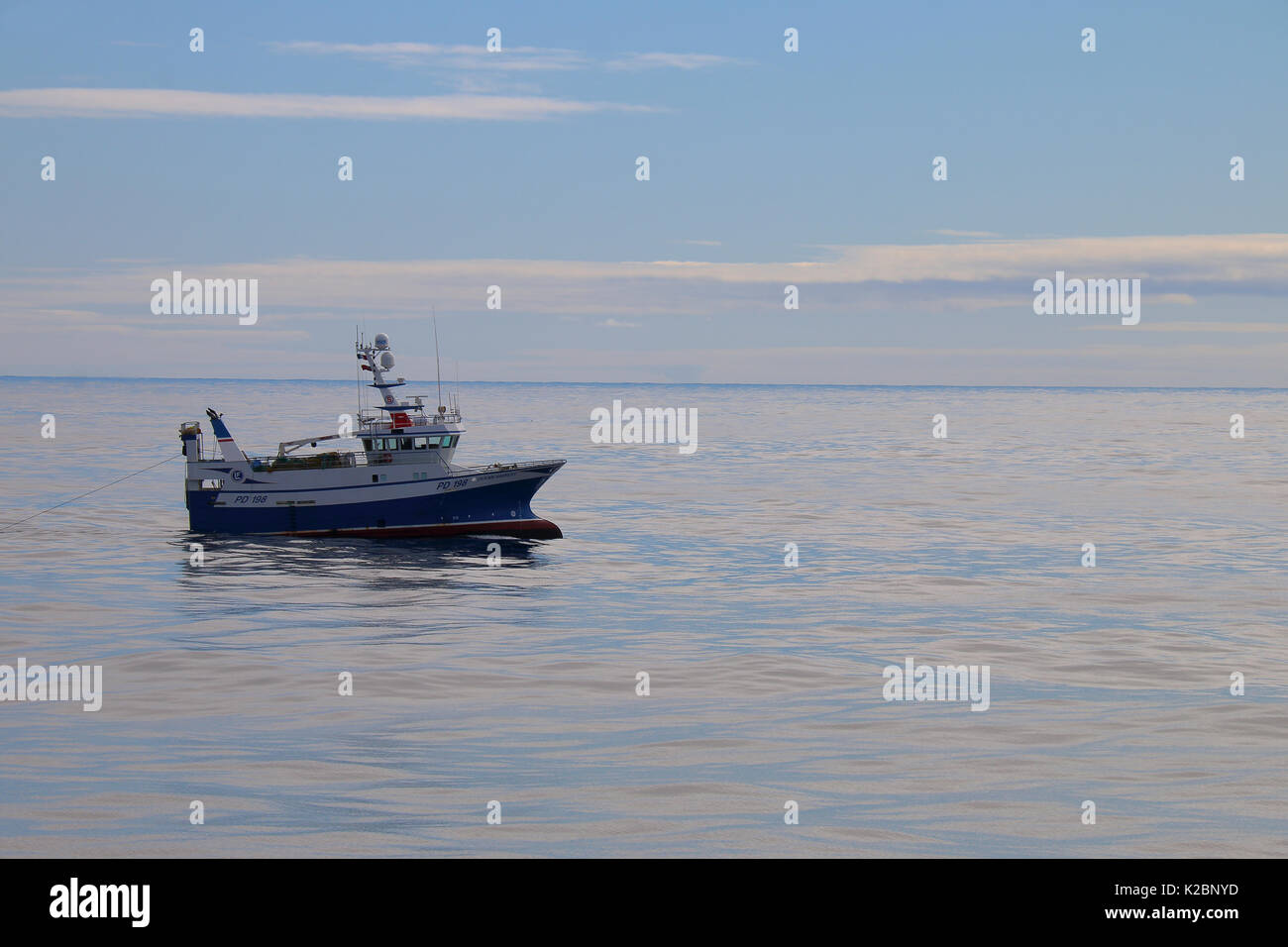 Peschereccio "Ocean Harvest' pesca a strascico in calma meteo a ovest delle Isole Shetland, aprile 2015. Proprietà rilasciato. Foto Stock