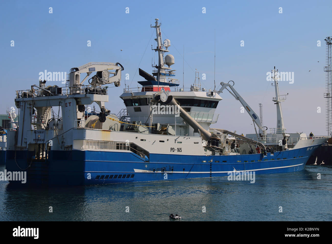 Peschereccio 'Percorso' arriva a Peterhead Harbour, Scozia. Aprile 2015. Foto Stock