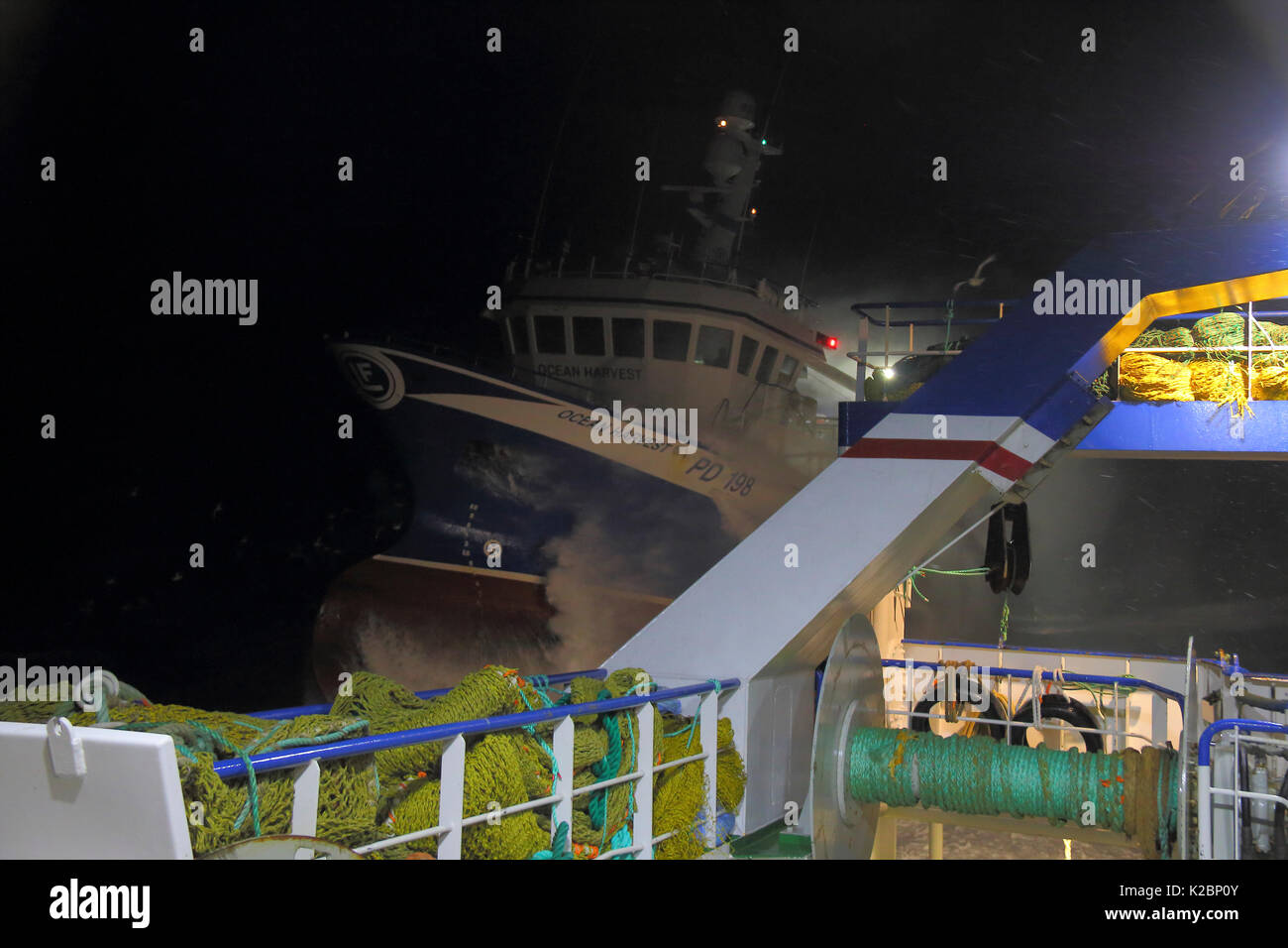 Due pescherecci manouvering affiancati tra di loro in condizioni di tempesta sul mare del Nord, febbraio 2016. Proprietà rilasciato. Foto Stock