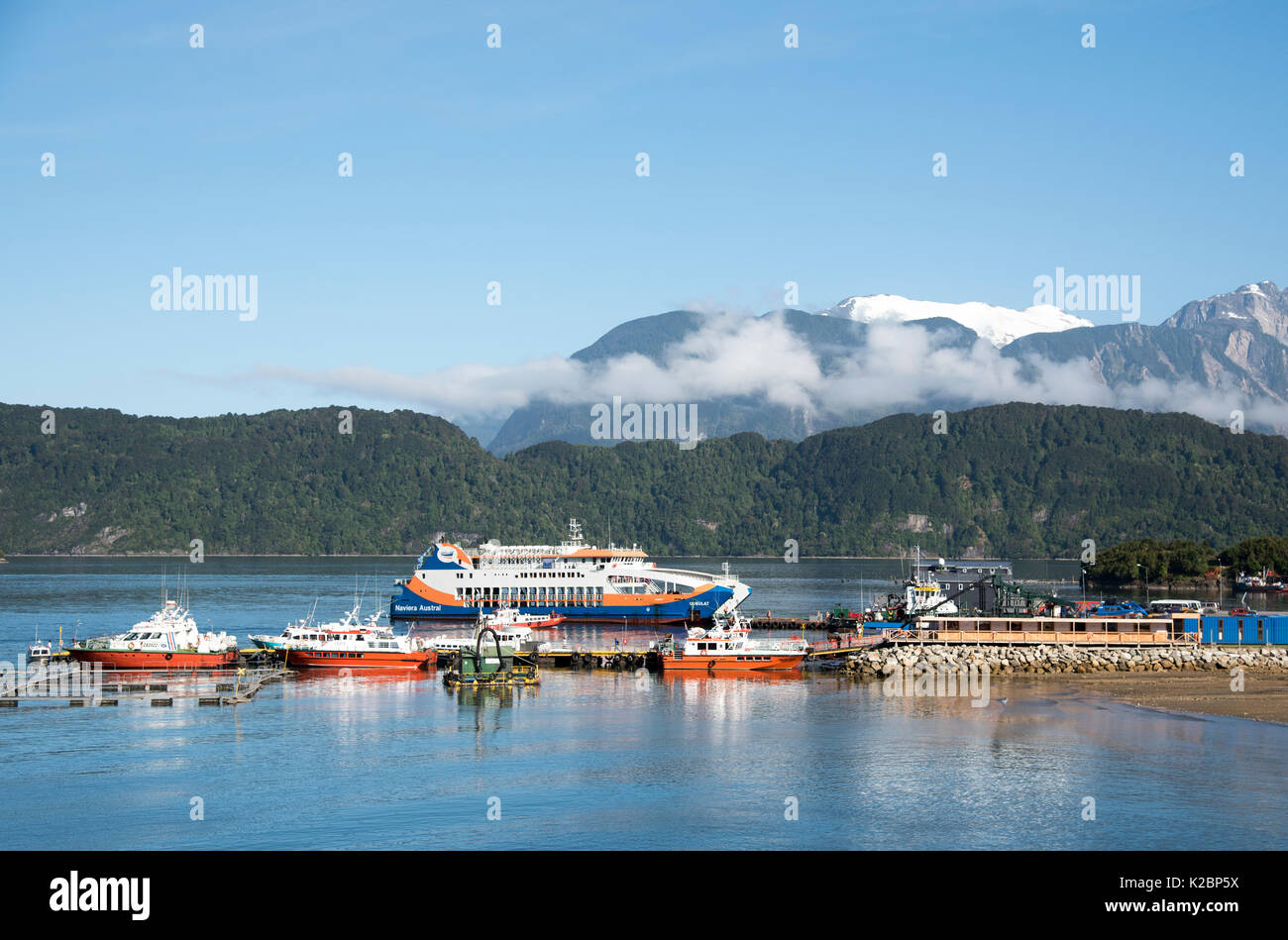 Traghetto Quelat a Puerto Chacabuco nei fiordi cileni, regione Aisen, Cile, America del Sud. Gennaio 2016. Foto Stock