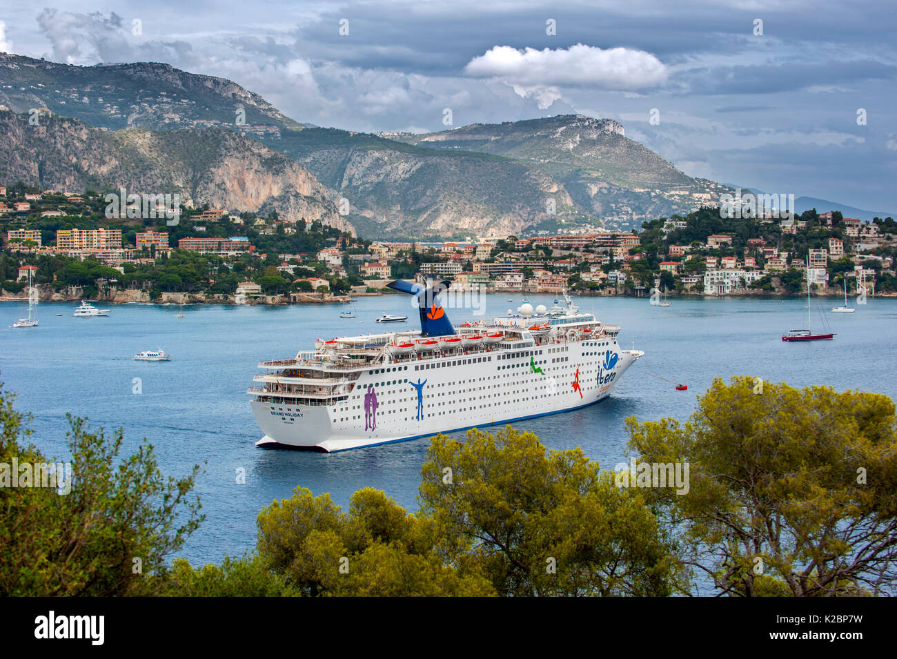 Nave da crociera MS Grand Holiday di Carnival Cruise Lines, ancorate a Nizza sulla Costa Azzurra, Francia, Europa. Ottobre 2014. Foto Stock
