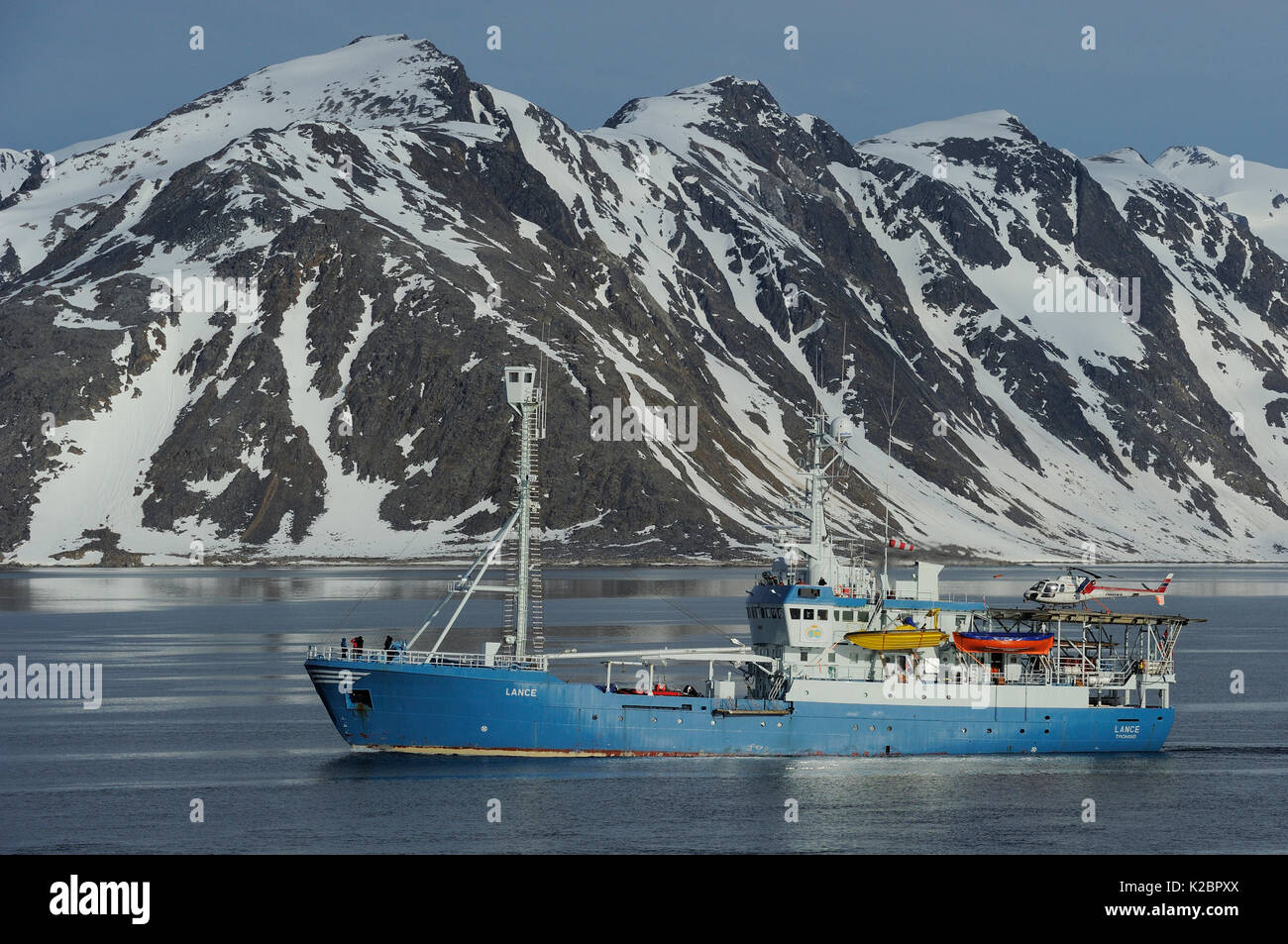 Barca con elicottero con moutains dietro, Svalbard, Norvegia, luglio 2011. Tutti i non-usi editoriali deve essere eliminato singolarmente. Foto Stock