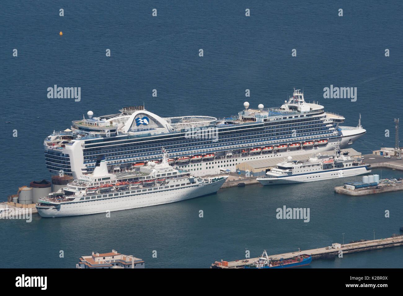 Crown Princess (più grande) con la scoperta e la Clipper Odyssey (più piccolo e un 120 nave passeggeri) nel porto di Gibilterra, maggio 2012. Tutti i non-usi editoriali deve essere eliminato singolarmente. Foto Stock