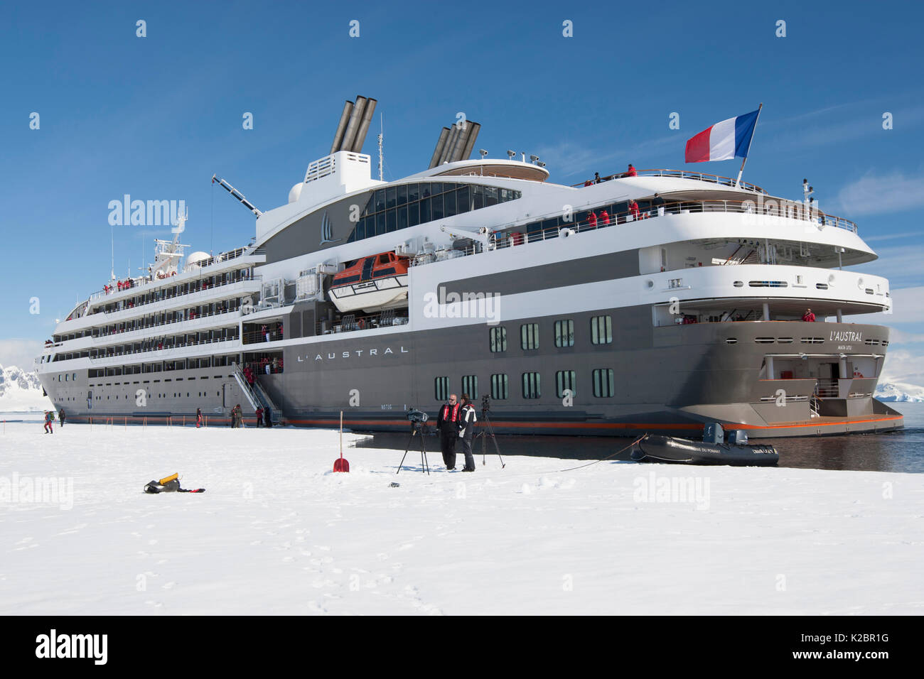 'L'Austral' a fianco di inverno ice veloce in Wilhelmina Bay, Penisola Antartica, dicembre 2012. 200 passeggeri di proprietà francese nave gemella di 'Le Boreal'. Tutti i non-usi editoriali deve essere eliminato singolarmente. Foto Stock