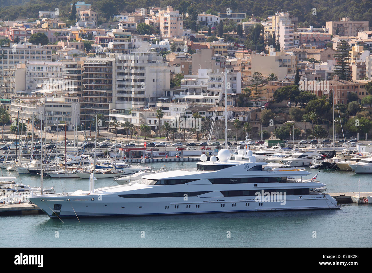 Super yacht ormeggiati nel porto di Palma di Maiorca, Spagna. Tutti i non-usi editoriali deve essere eliminato singolarmente. Foto Stock