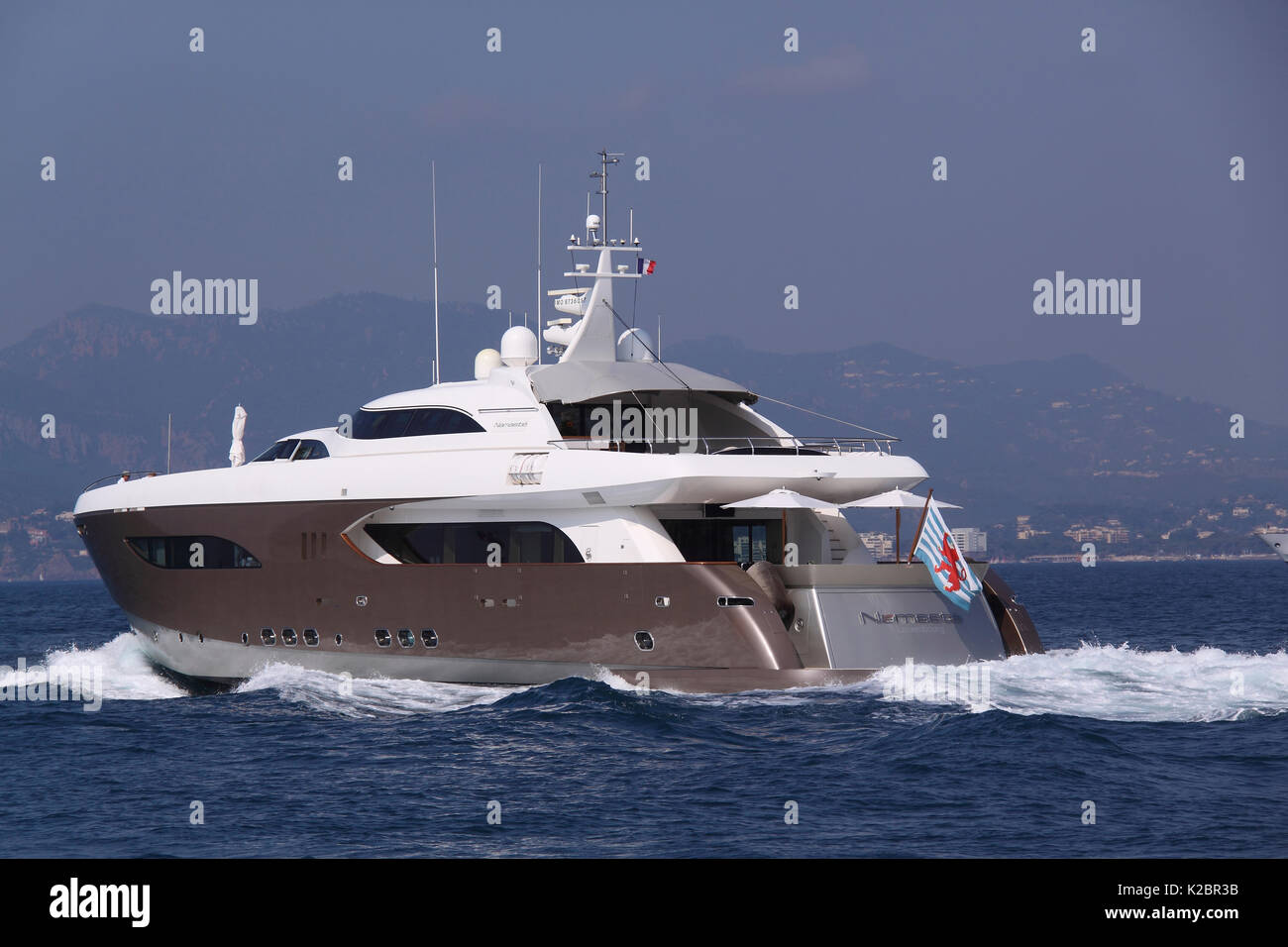 Super yacht lasciando Cannes Marina, Francia. Tutti i non-usi editoriali deve essere eliminato singolarmente. Foto Stock