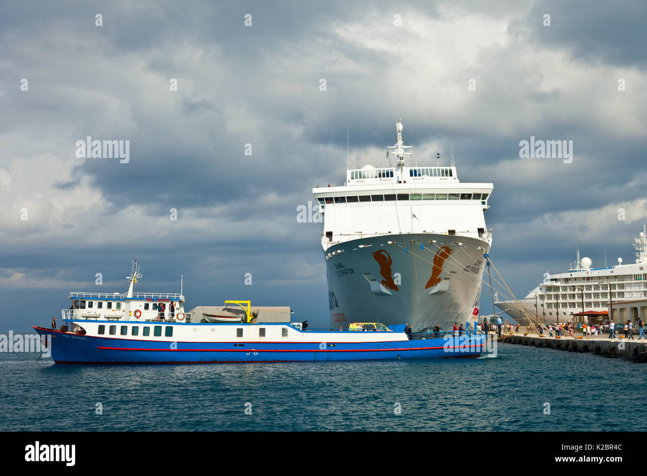 Vista di una nave da crociera ormeggiata presso la città di Rodi, Rodi, Grecia, Mediterraneo. Tutti i non-usi editoriali deve essere eliminato singolarmente. Foto Stock