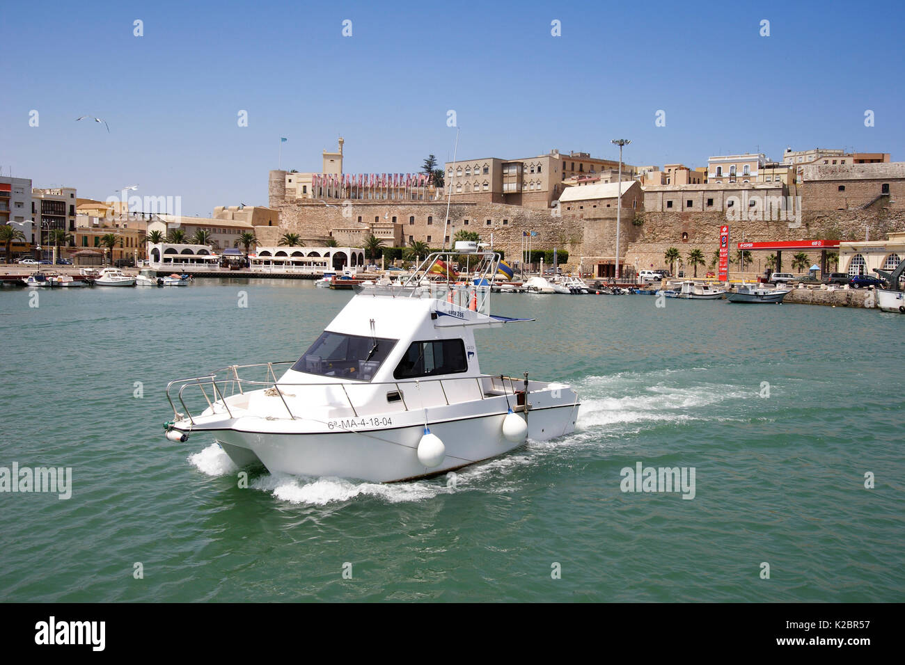 Il motoscafo che lascia il porto di Melilla, Spagna. Giugno 2005. Tutti i non-usi editoriali deve essere eliminato singolarmente. Foto Stock