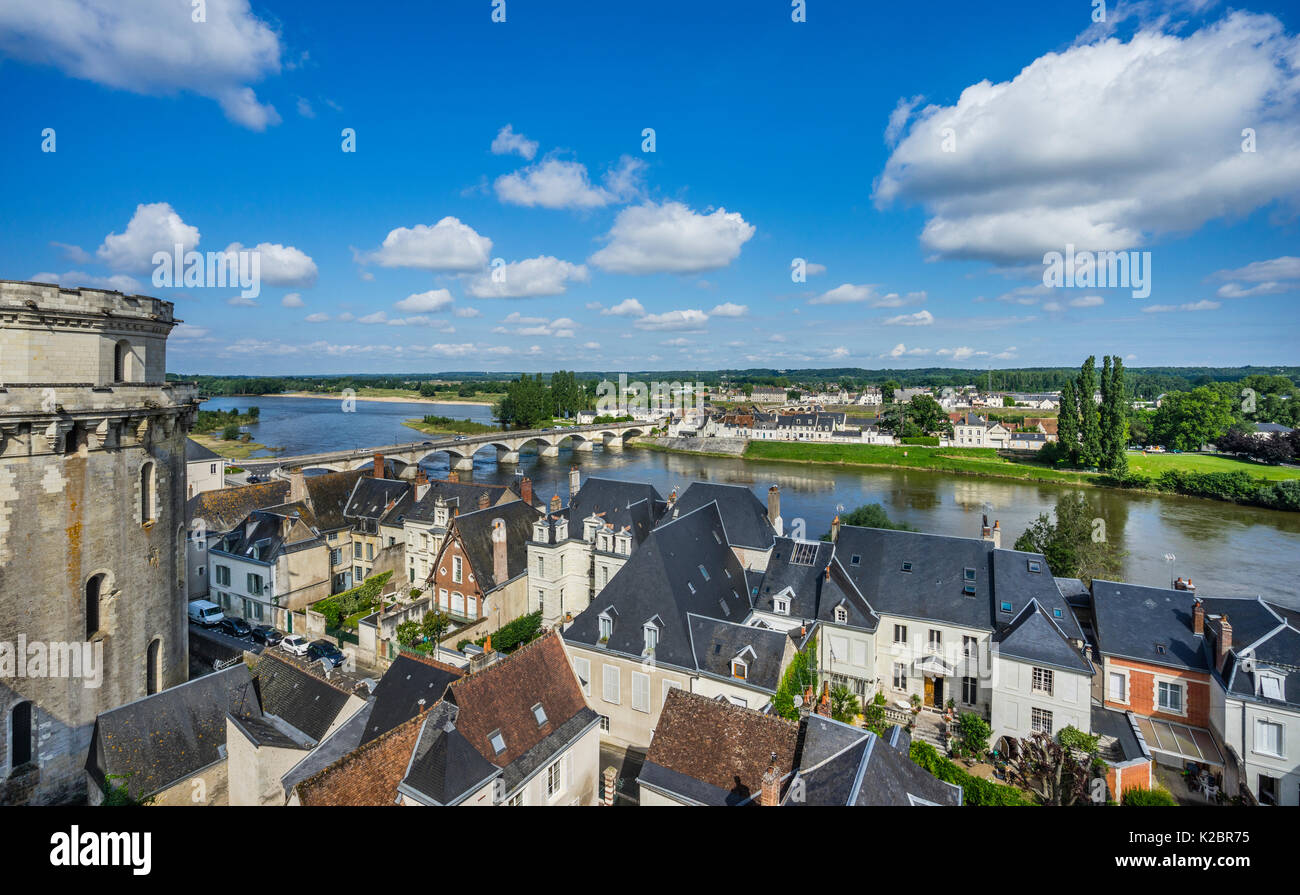 Francia, Center-Val de Loire, vista di Amboise, il fiume Loira e la Minimes torre del Castello Reale Castello di Amboise Foto Stock