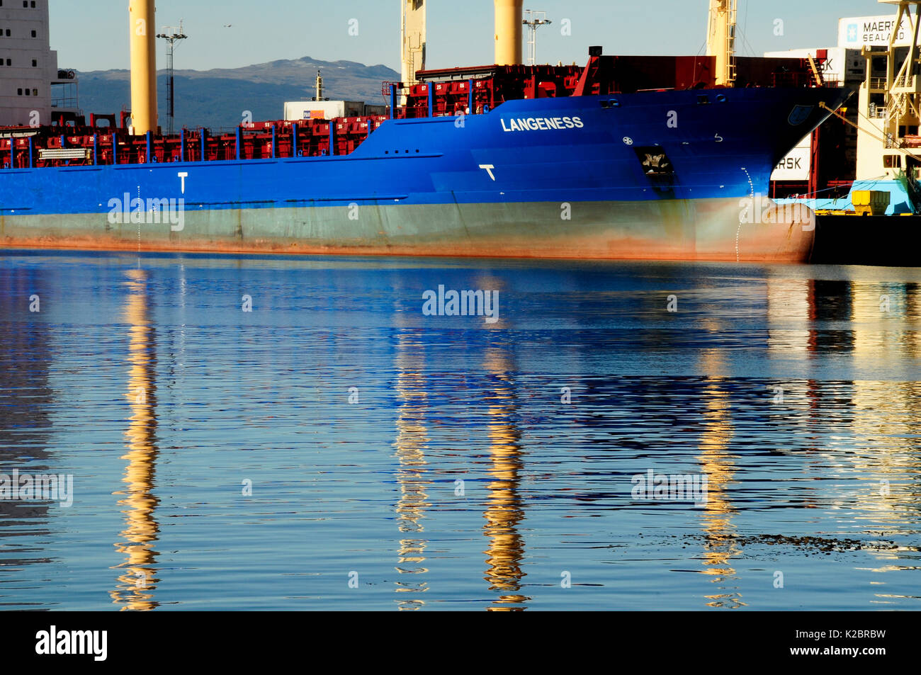 Nave da carico con la riflessione, nel porto di Ushuaia. Canale di Beagle, Tierra del Fuego, Argentina. Tutti i non-usi editoriali deve essere eliminato singolarmente. Foto Stock