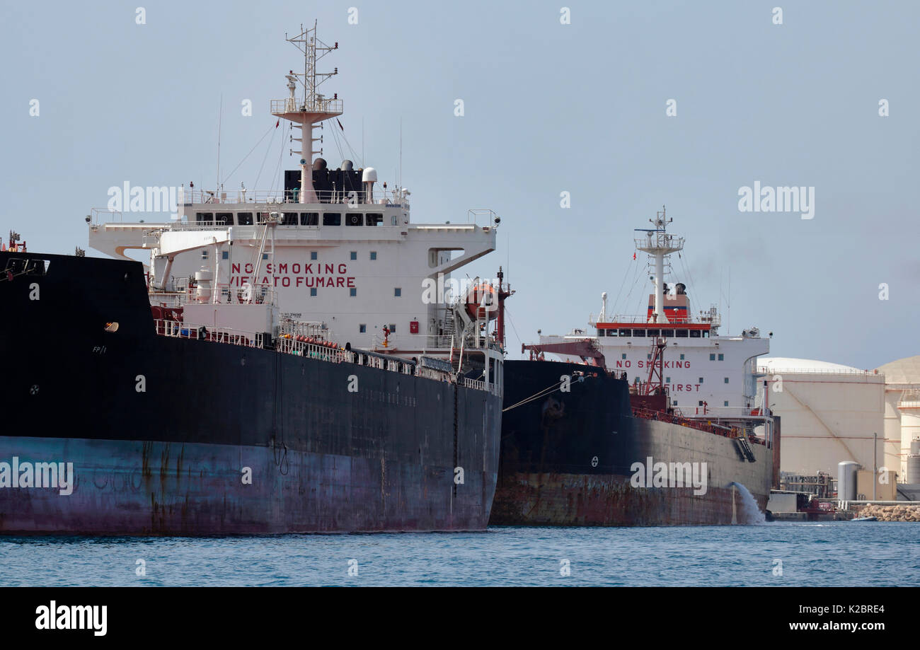 Svuotare le petroliere ancorate a Marsaxlokk, Malta. Tutti i non-usi editoriali deve essere eliminato singolarmente. Foto Stock