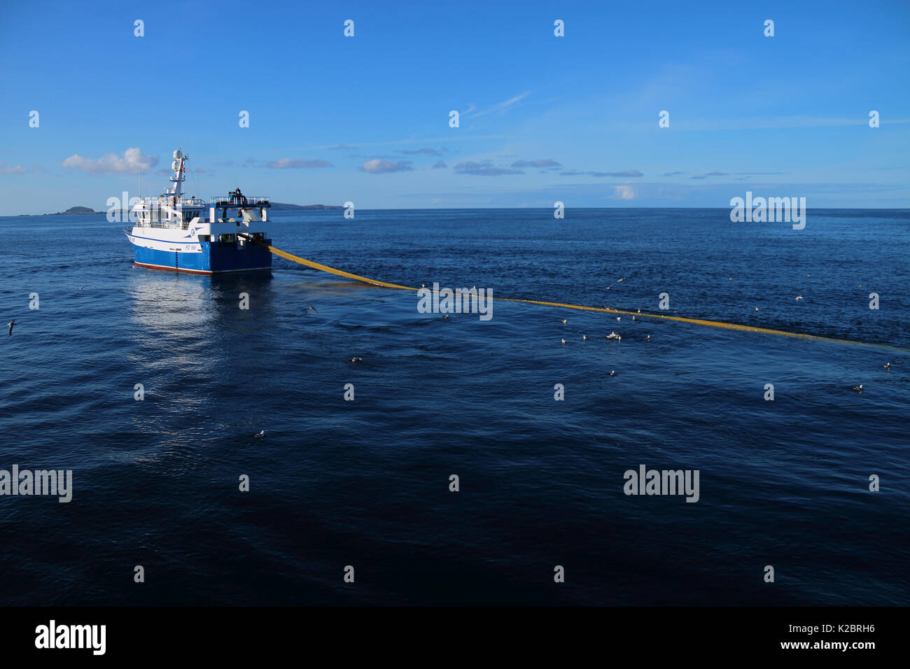 Peschereccio "Ocean messe a lavorare in condizioni di acque calme con Fair Isle in distanza. Mare del Nord, Regno Unito, Agosto 2014. Proprietà rilasciato. Tutti i non-usi editoriali deve essere eliminato singolarmente. Foto Stock