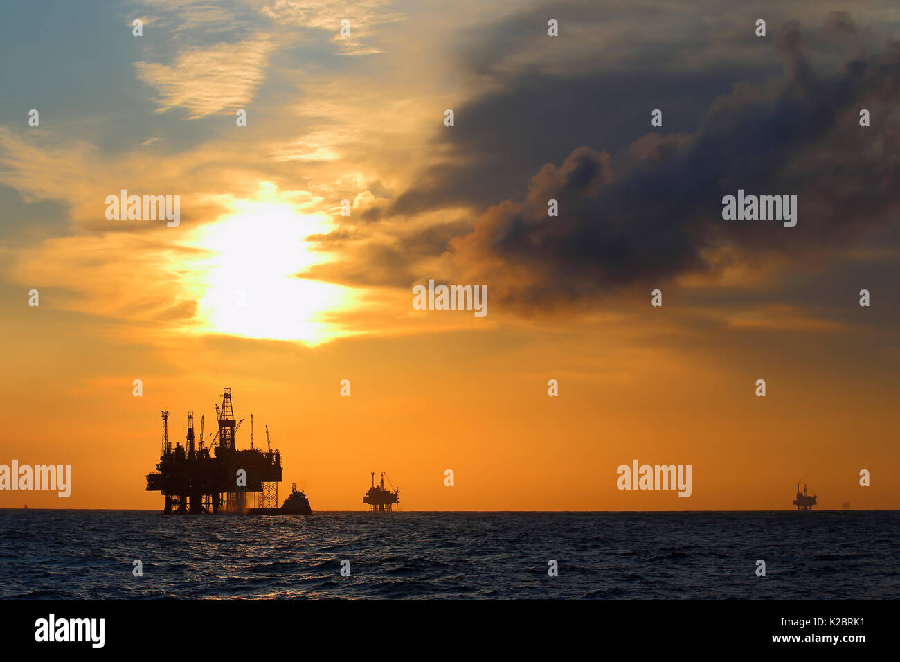 "Forties' oilfield al tramonto, Mare del Nord, ottobre 2014. Tutti i non-usi editoriali deve essere eliminato singolarmente. Foto Stock