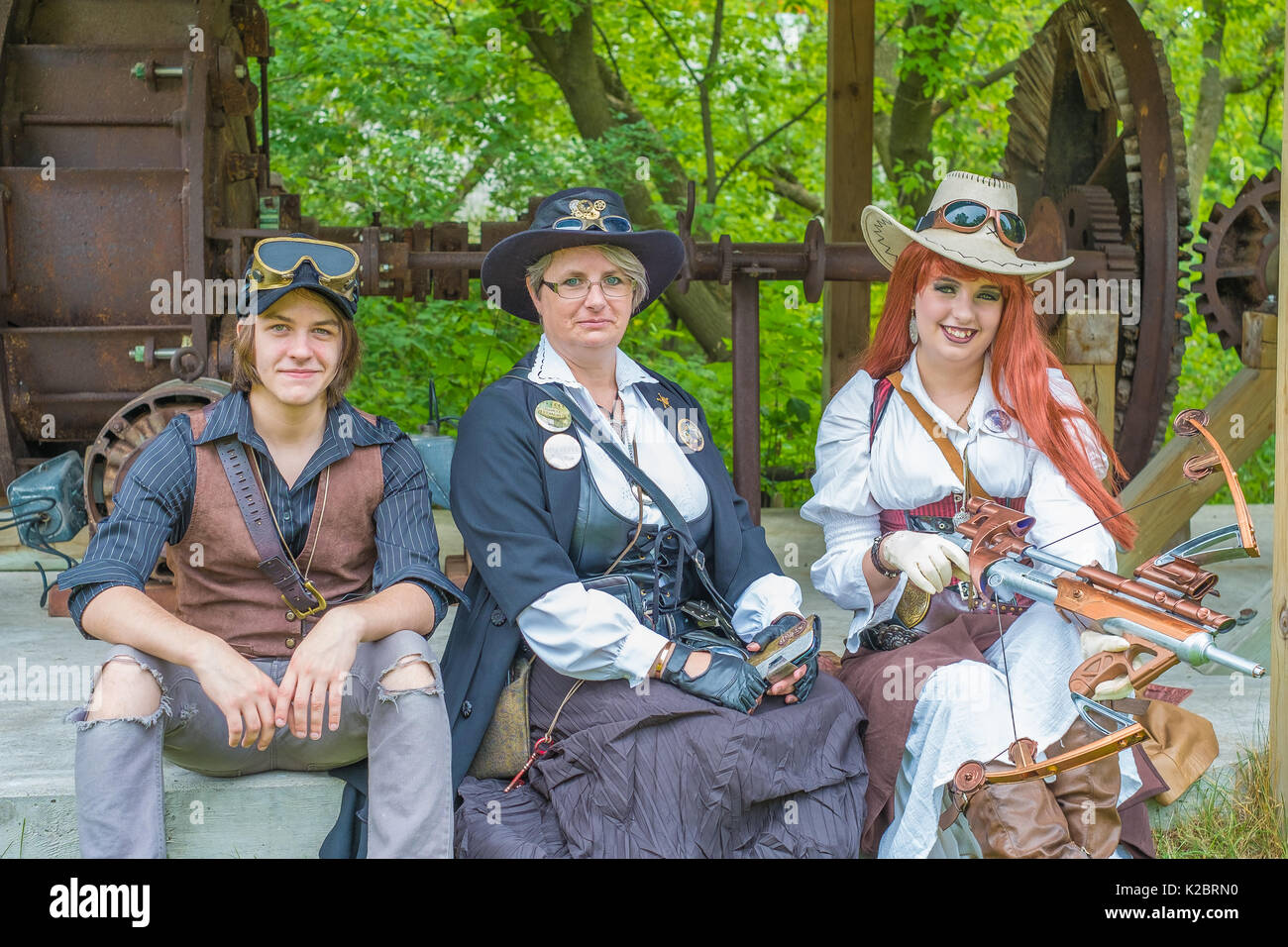 La famiglia pone in costume all'annuale di Coldwater Ontario Canada Steampunk Festival. Foto Stock