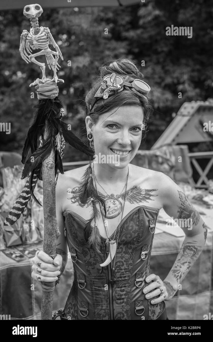 Foto in bianco e nero di una femmina di partecipante al Coldwater Ontario Steampunk Festival. Foto Stock