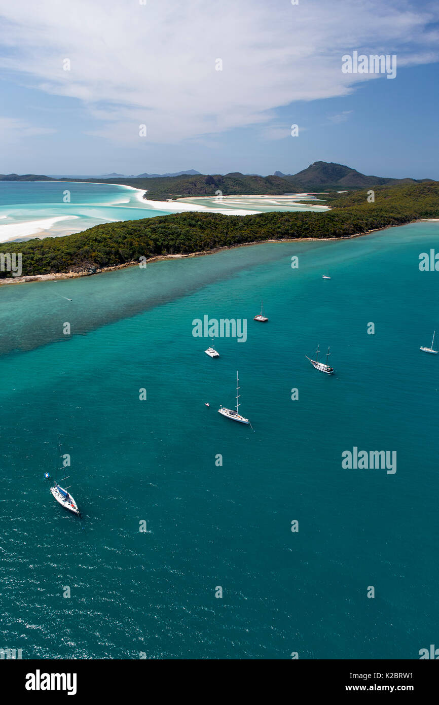 Vista aerea di yacht di lusso ormeggiato Whitsunday Island, Queensland, Australia. Novembre 2012. Foto Stock