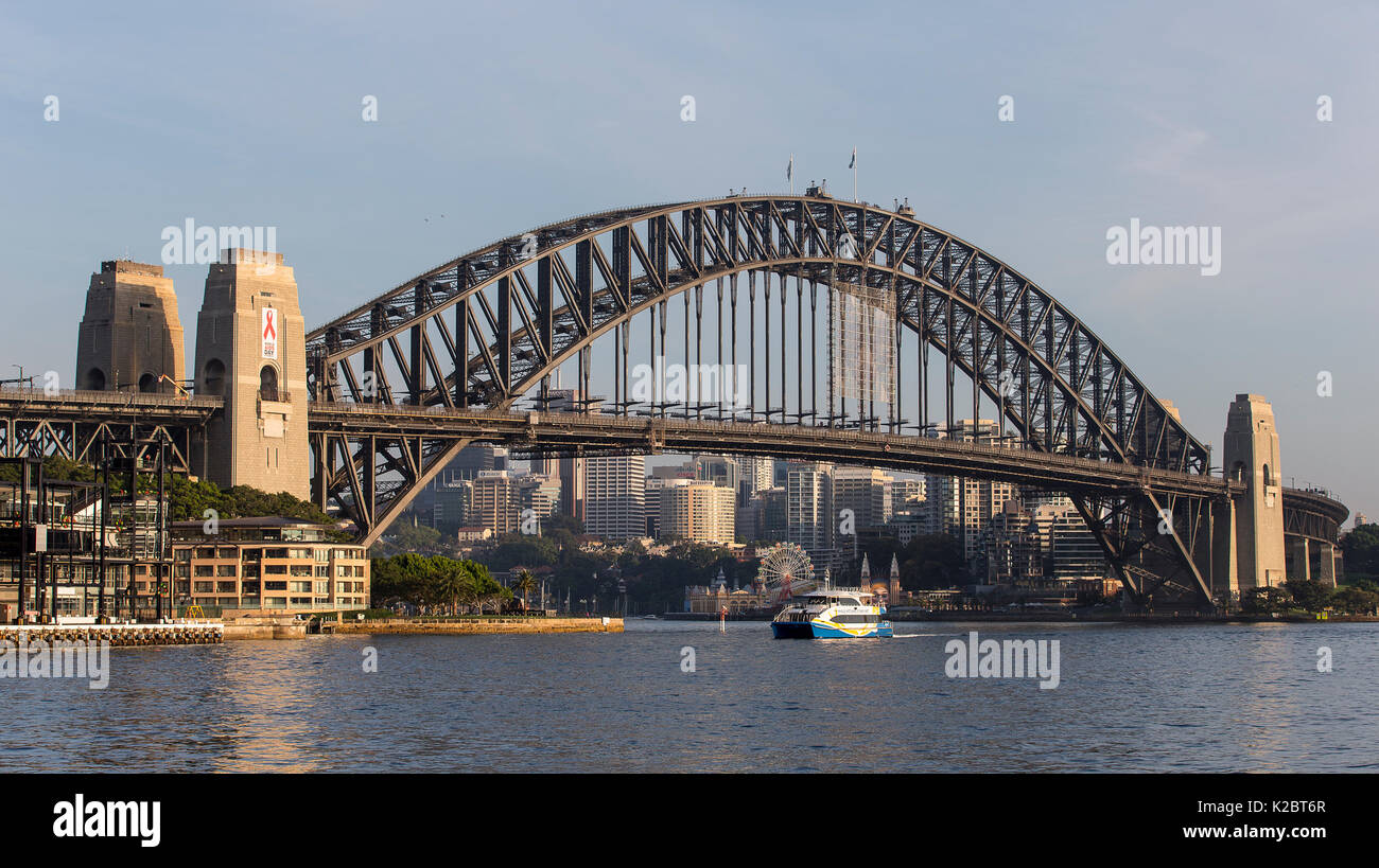 Il Ponte del Porto di Sydney con il traghetto che passa al di sotto, Nuovo Galles del Sud, Australia, ottobre 2012. Foto Stock