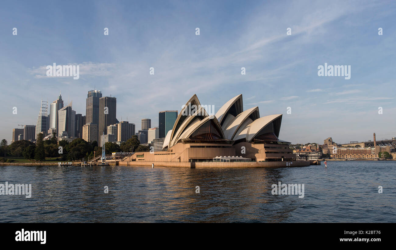 Vista della Sydney Opera House e lo skyline dall'acqua, Nuovo Galles del Sud, Australia, ottobre 2012. Foto Stock
