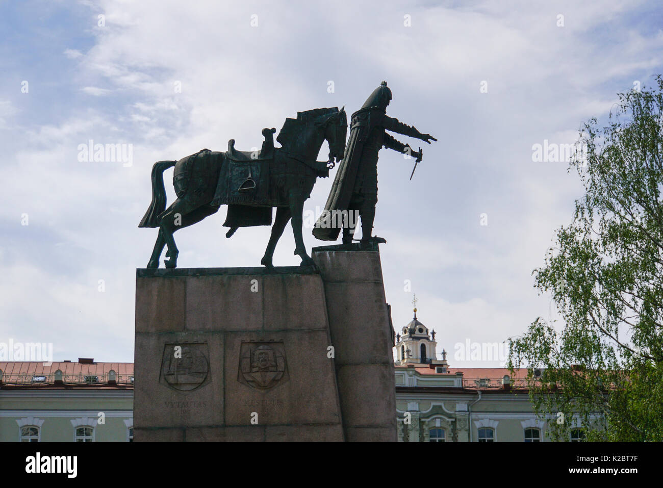 Statua equestre di Gediminas nella piazza della cattedrale di Vilnius, Lituania Foto Stock