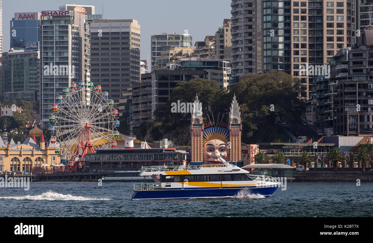 I traghetti nel porto di Sydney, con luna park in background, Nuovo Galles del Sud, Australia, ottobre 2012. Foto Stock
