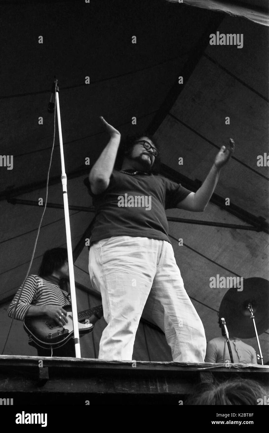 Semi di Glastonbury: Liverpool poeta Adrian Henri esegue come parte della poesia rock band di Liverpool in scena al bagno festival del Blues 1969, tenutosi presso la città di massa di ricreazione sabato 28 giugno. L anno seguente promotore Freddy Bannister ampliato il caso di eseguire nel corso di un fine settimana, spostandolo verso la vasca da bagno e West Showground a Shepton Mallet e rinominarlo bagno Festival del blues e progressive music. Festival che ha ispirato Michael Eavis per avviare un festival del proprio a Glastonbury più tardi nel 1970. Foto Stock