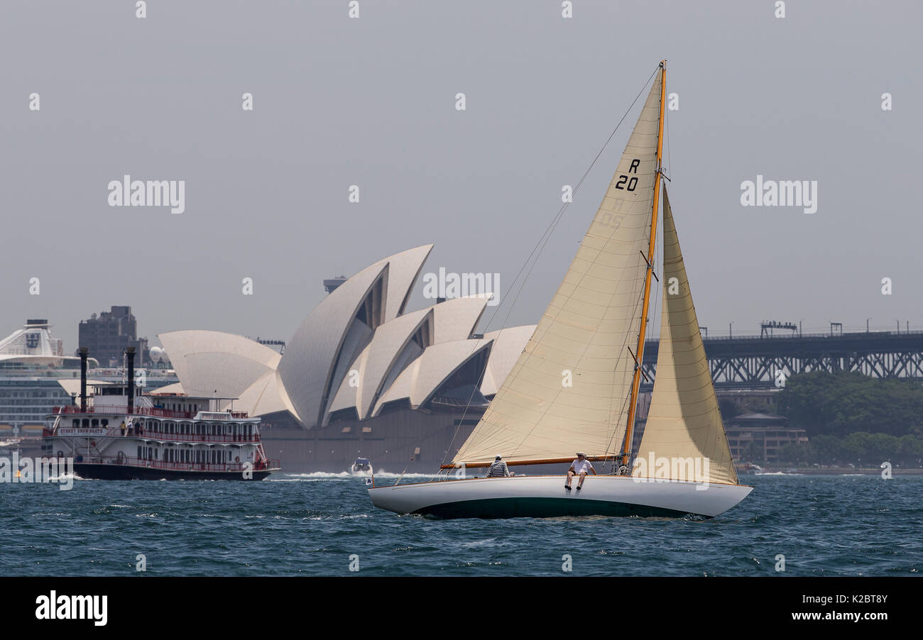 Yacht a vela in parte anteriore della Sydney Opera House, il Porto di Sydney, Nuovo Galles del Sud, Australia, ottobre 2012. Tutti i non-usi editoriali deve essere eliminato singolarmente. Foto Stock