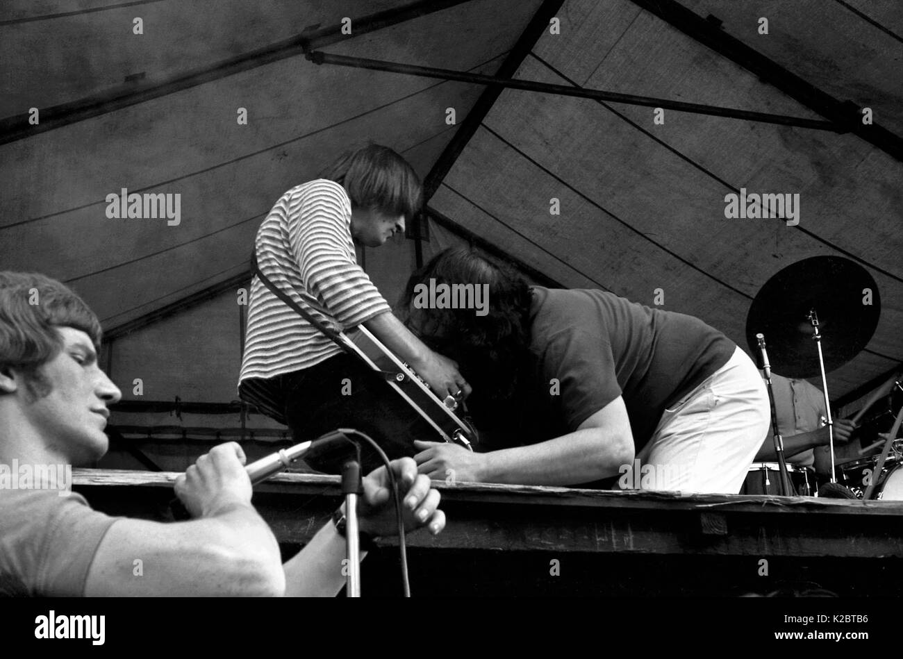 Semi di Glastonbury: Liverpool poeta Adrian Henri esegue come parte della poesia rock band di Liverpool in scena al bagno festival del Blues 1969, tenutosi presso la città di massa di ricreazione sabato 28 giugno. L anno seguente promotore Freddy Bannister ampliato il caso di eseguire nel corso di un fine settimana, spostandolo verso la vasca da bagno e West Showground a Shepton Mallet e rinominarlo bagno Festival del blues e progressive music. Festival che ha ispirato Michael Eavis per avviare un festival del proprio a Glastonbury più tardi nel 1970. Foto Stock