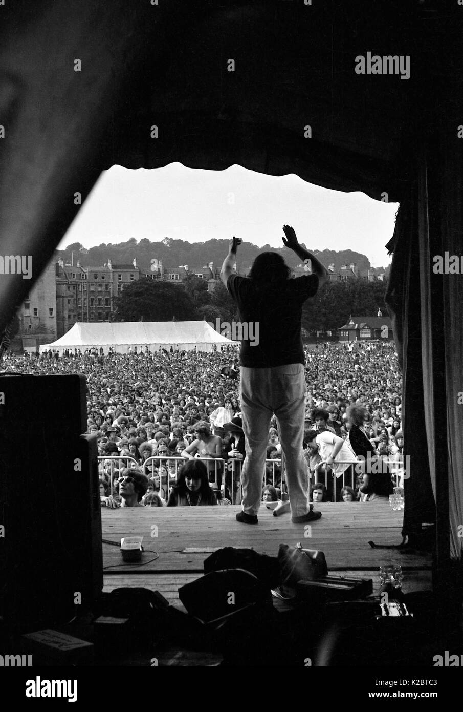 Semi di Glastonbury: Liverpool poeta Adrian Henri esegue come parte della poesia rock band di Liverpool in scena al bagno festival del Blues 1969, tenutosi presso la città di massa di ricreazione sabato 28 giugno. L anno seguente promotore Freddy Bannister ampliato il caso di eseguire nel corso di un fine settimana, spostandolo verso la vasca da bagno e West Showground a Shepton Mallet e rinominarlo bagno Festival del blues e progressive music. Festival che ha ispirato Michael Eavis per avviare un festival del proprio a Glastonbury più tardi nel 1970. Foto Stock